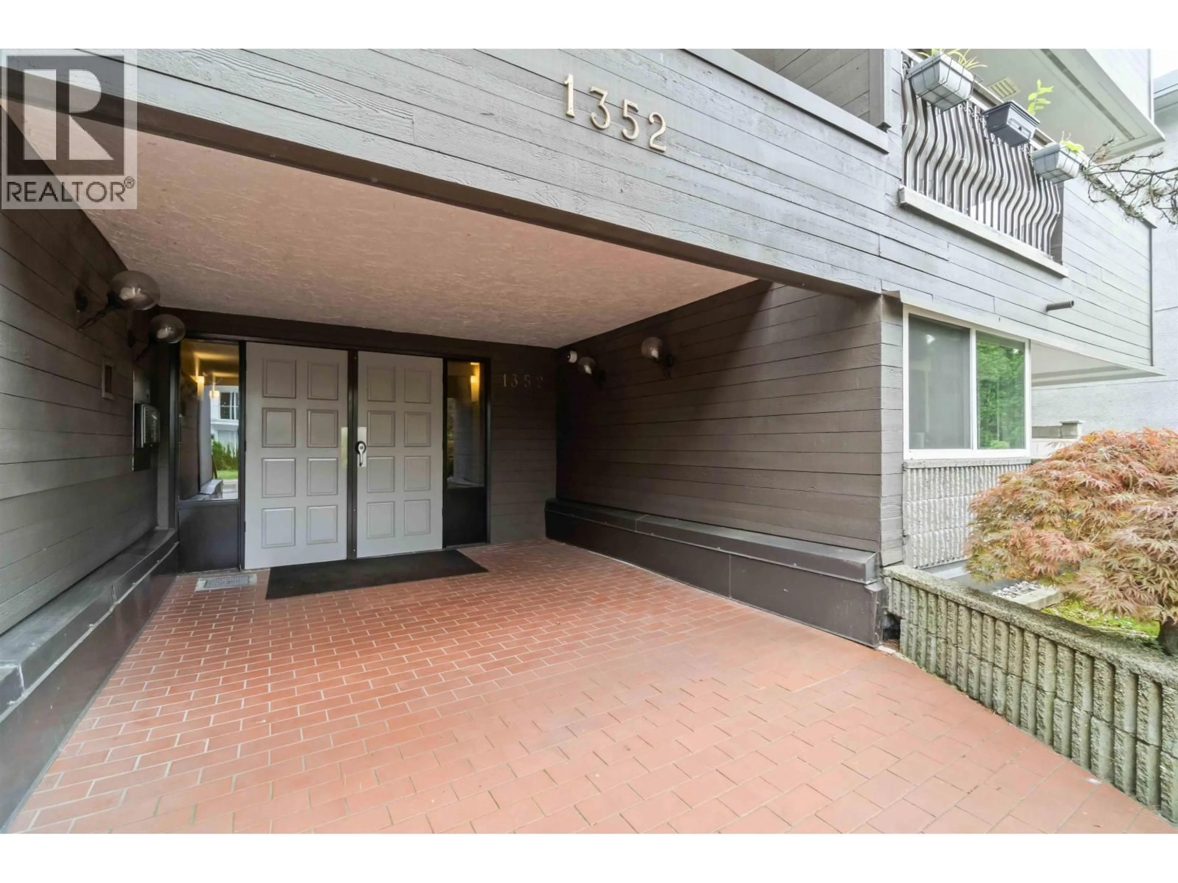 Indoor foyer for 102 - 1352 10TH AVENUE, Vancouver British Columbia V6H1J6