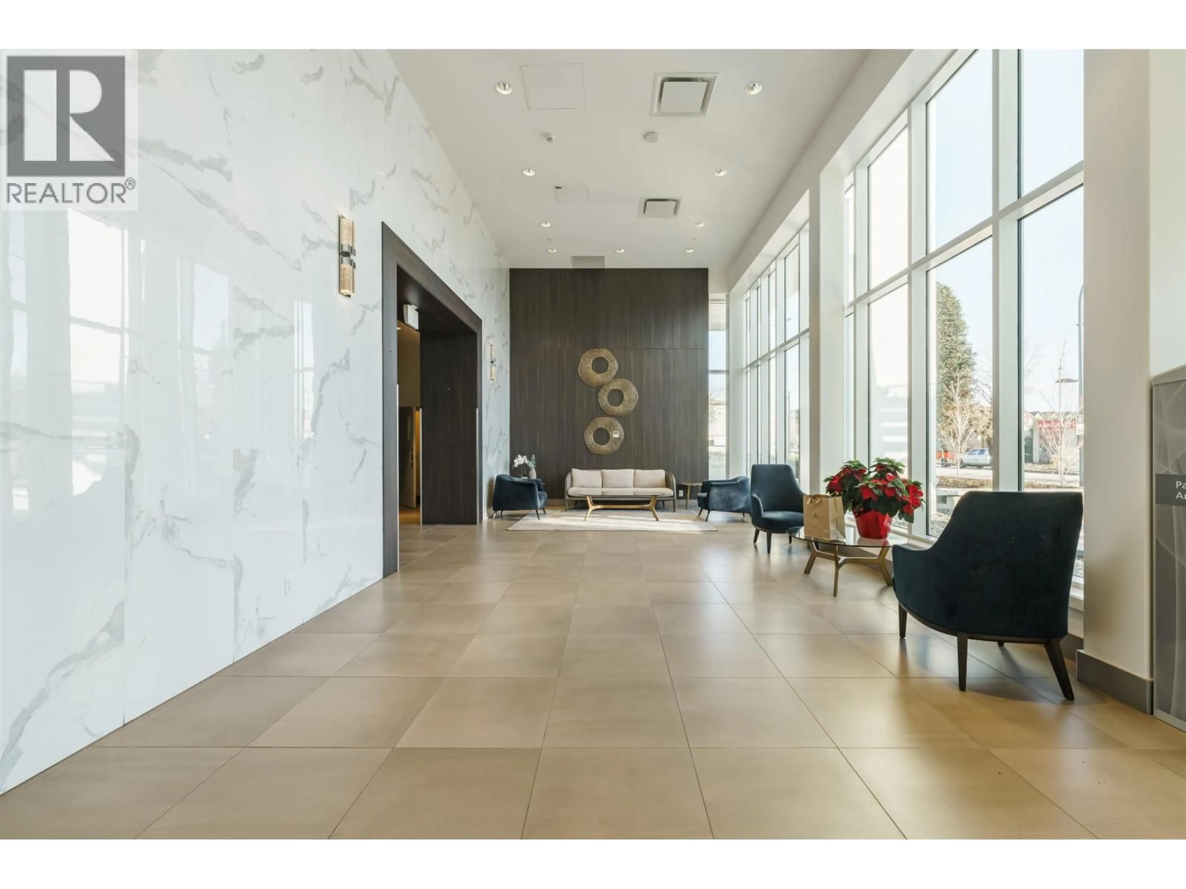 Indoor foyer for 704 - 5051 IMPERIAL STREET, Burnaby British Columbia V5J0J3