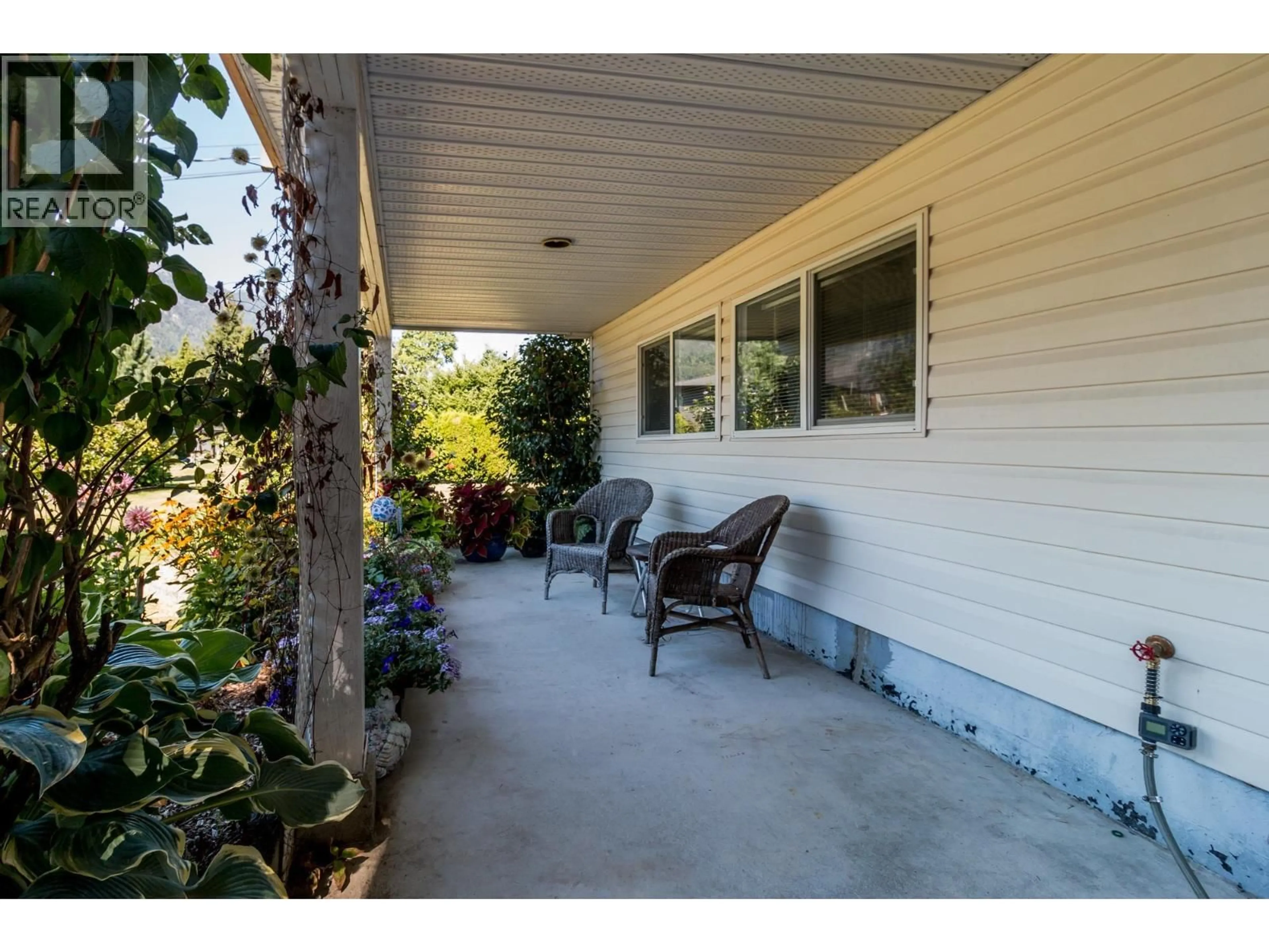 Patio, street for 40258 KALODON ROAD, Squamish British Columbia V8B0G2