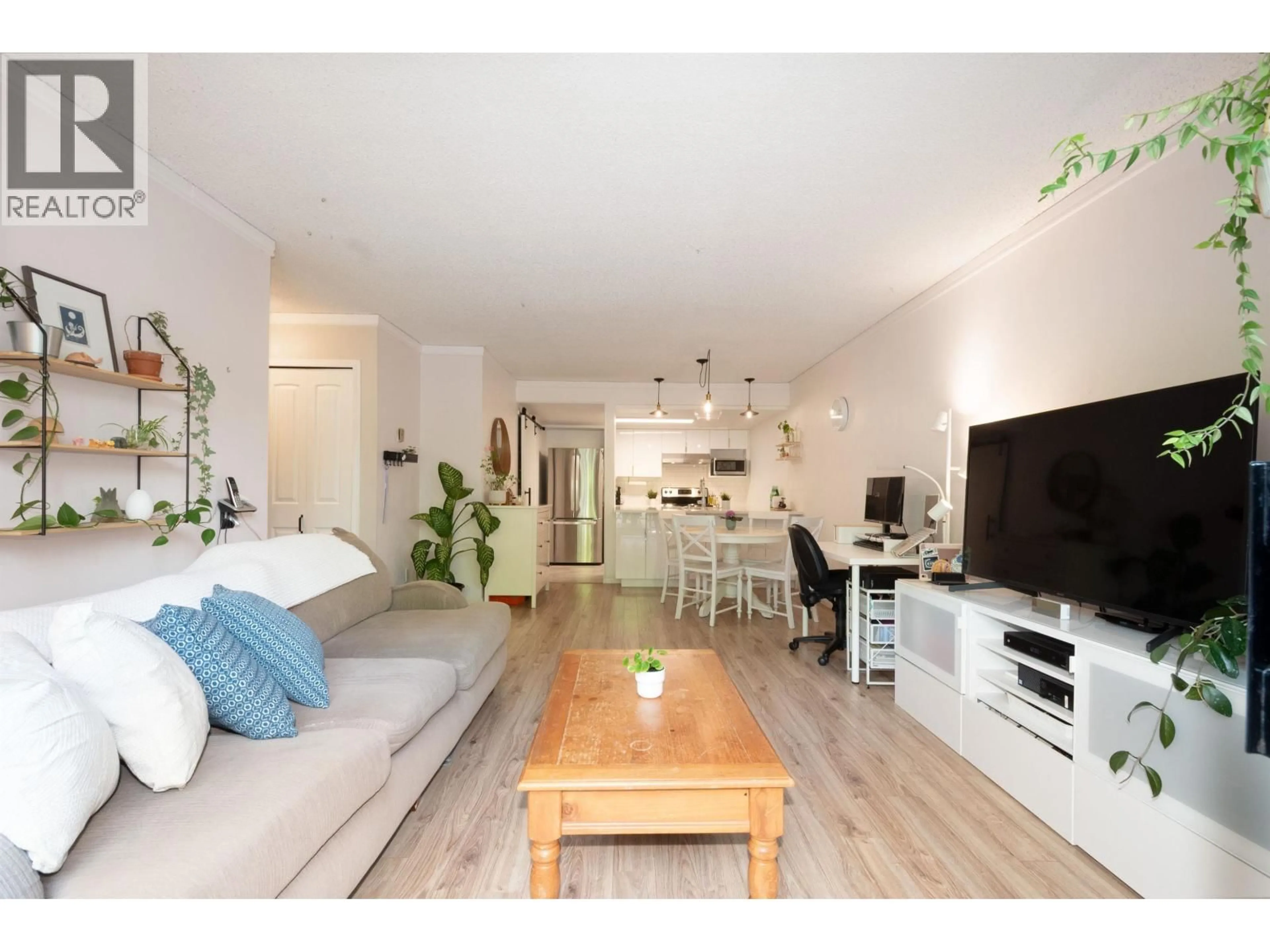 Living room with furniture, wood/laminate floor for 8 - 385 GINGER DRIVE, New Westminster British Columbia V3L5L6