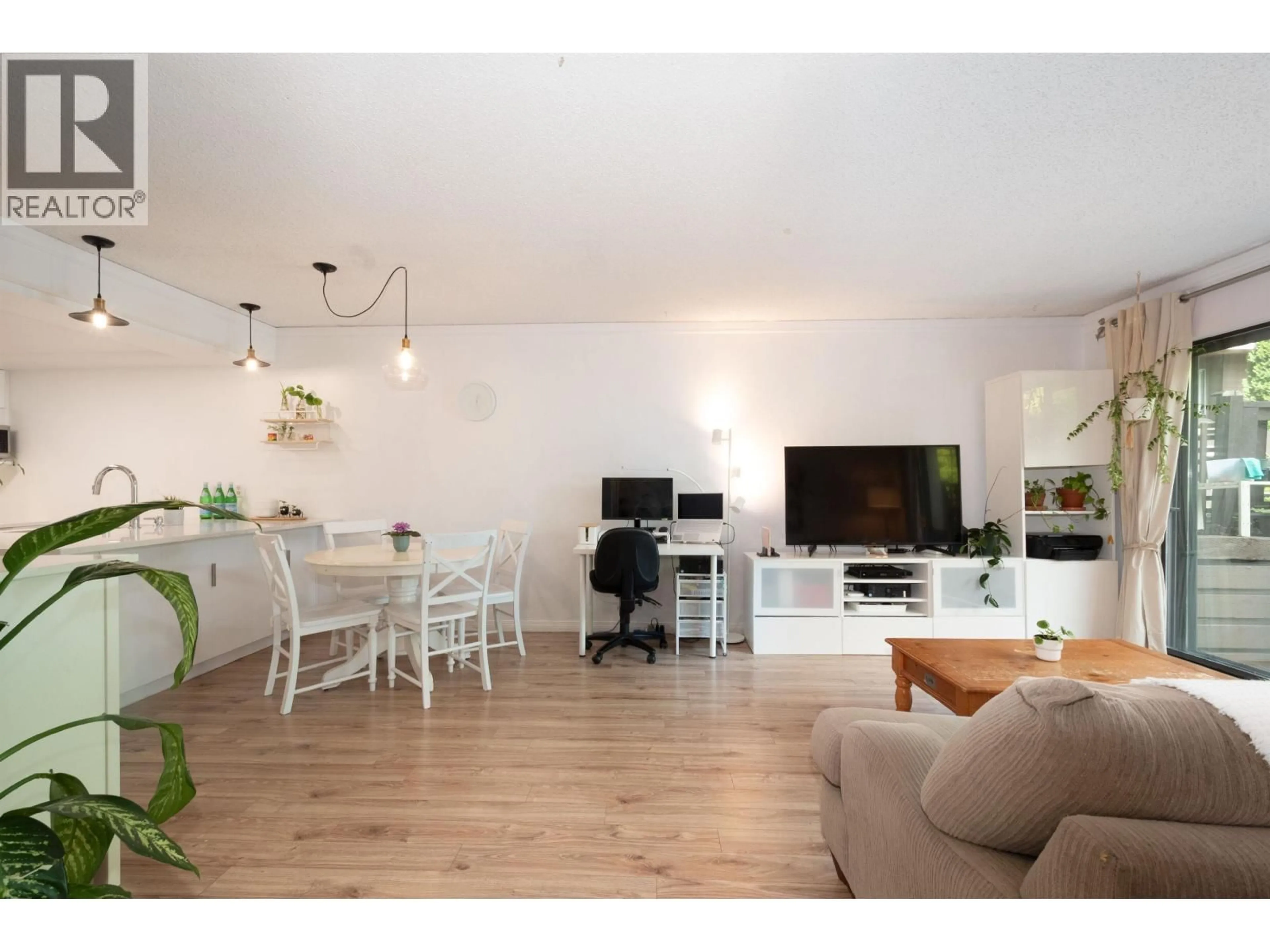 Living room with furniture, wood/laminate floor for 8 - 385 GINGER DRIVE, New Westminster British Columbia V3L5L6