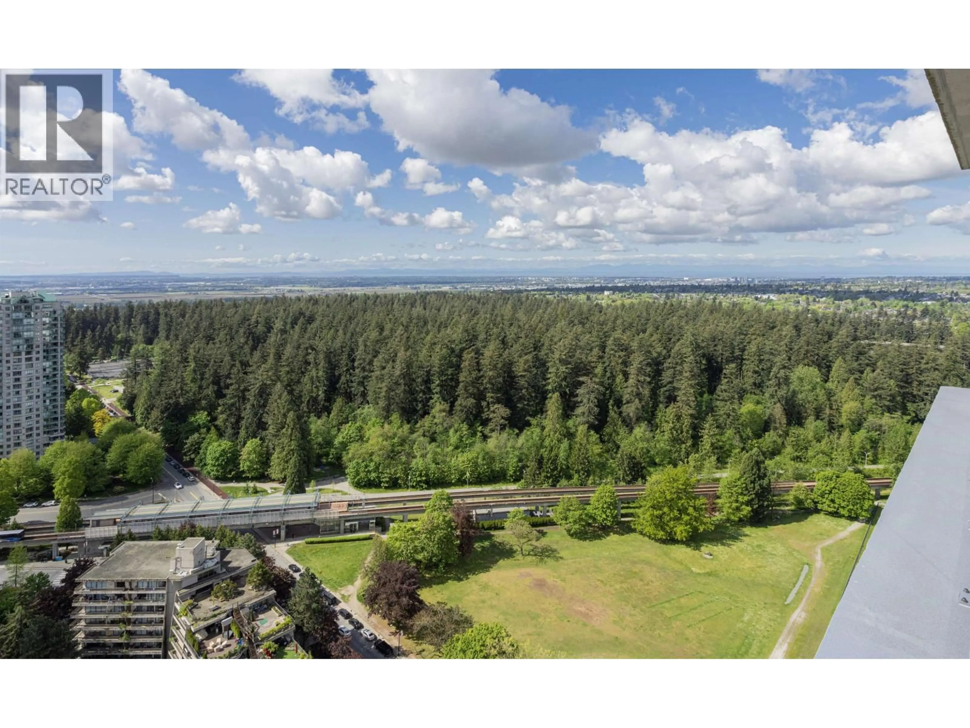 A pic from outside/outdoor area/front of a property/back of a property/a pic from drone, forest/trees view for 3905 - 5883 BARKER AVENUE, Burnaby British Columbia V5H0G4