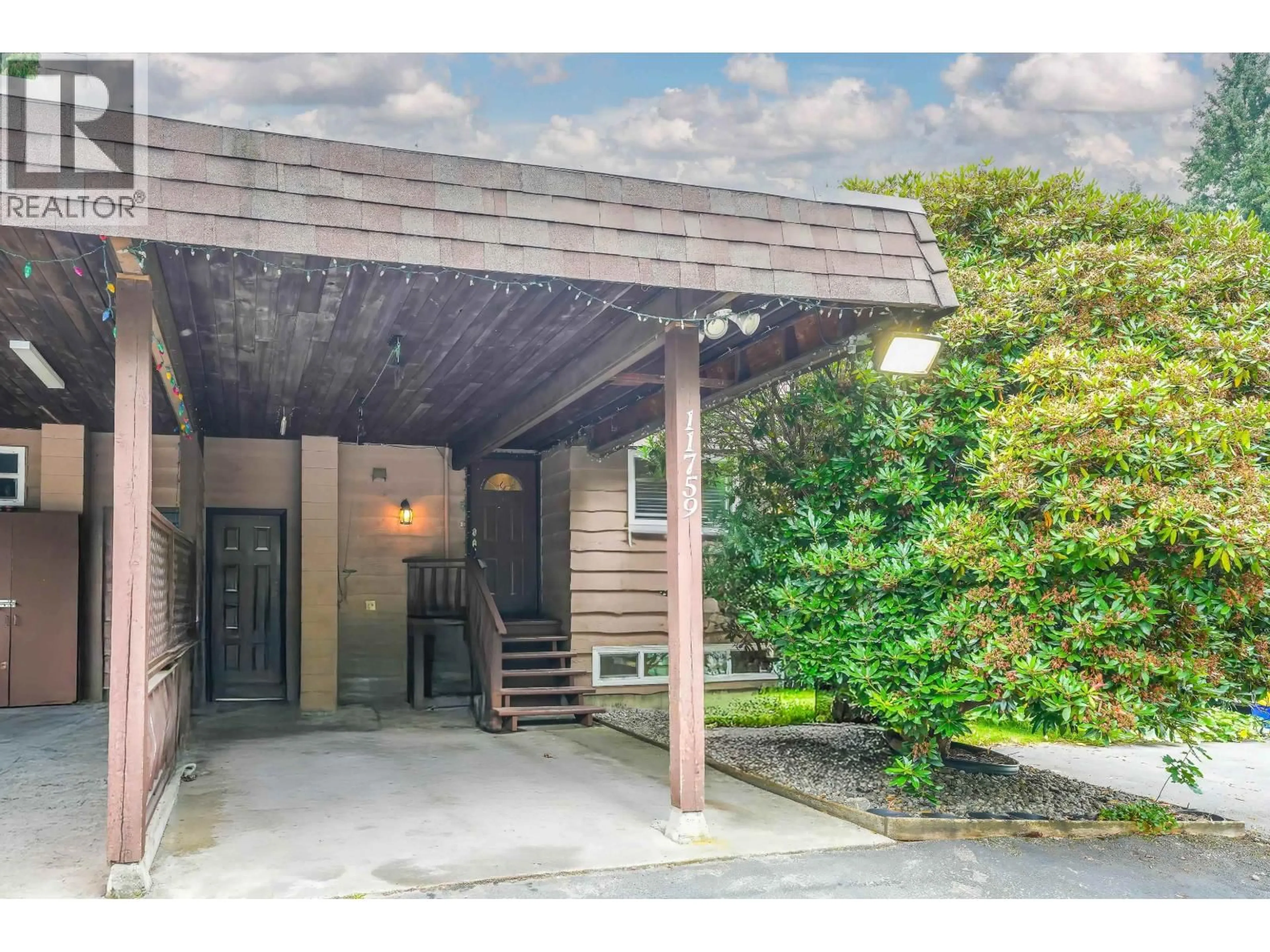 Indoor foyer for 11759 DARBY STREET, Maple Ridge British Columbia V2X5G1