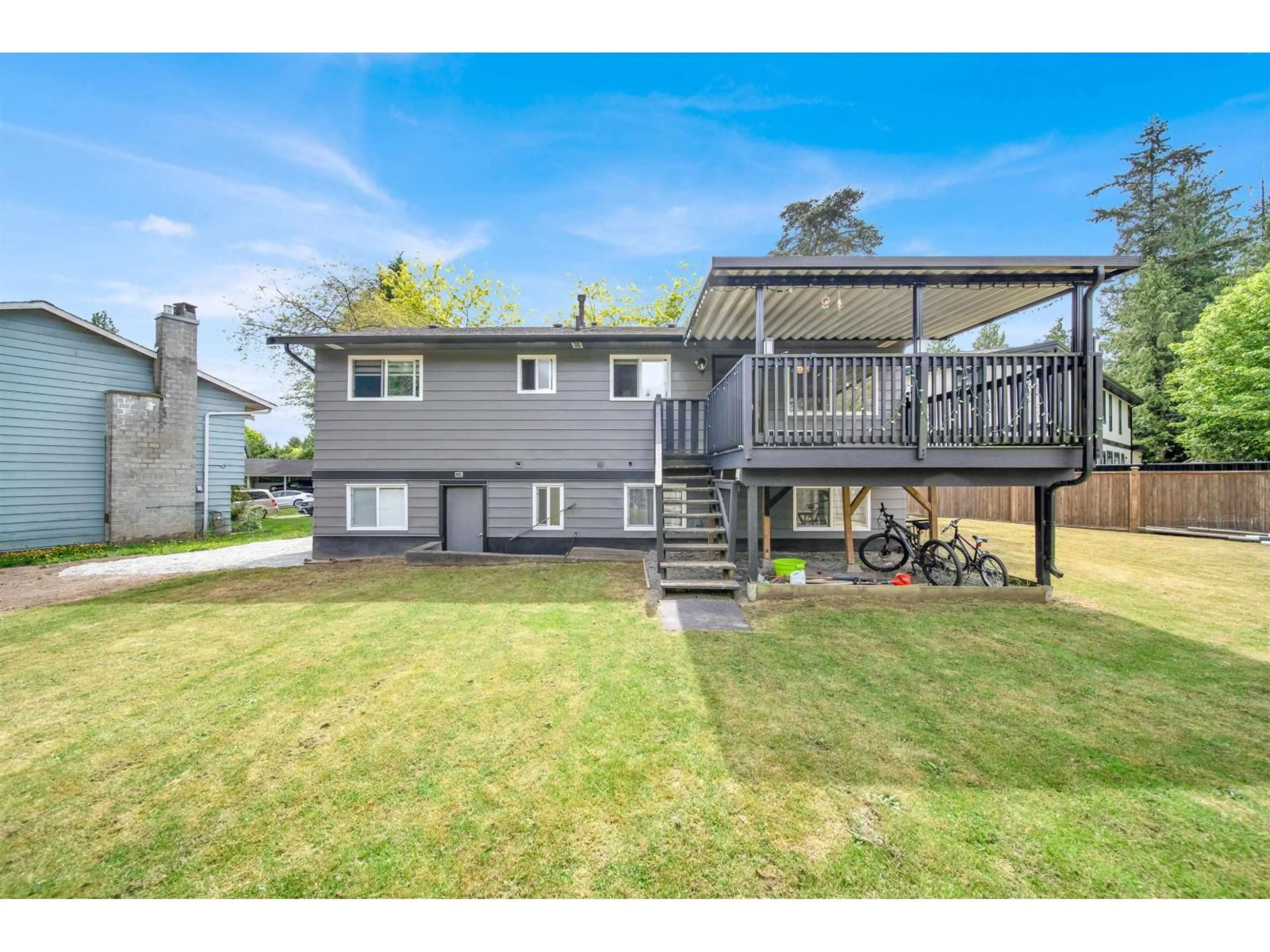 A pic from outside/outdoor area/front of a property/back of a property/a pic from drone, unknown for 9088 146A, Surrey British Columbia V3R6X7