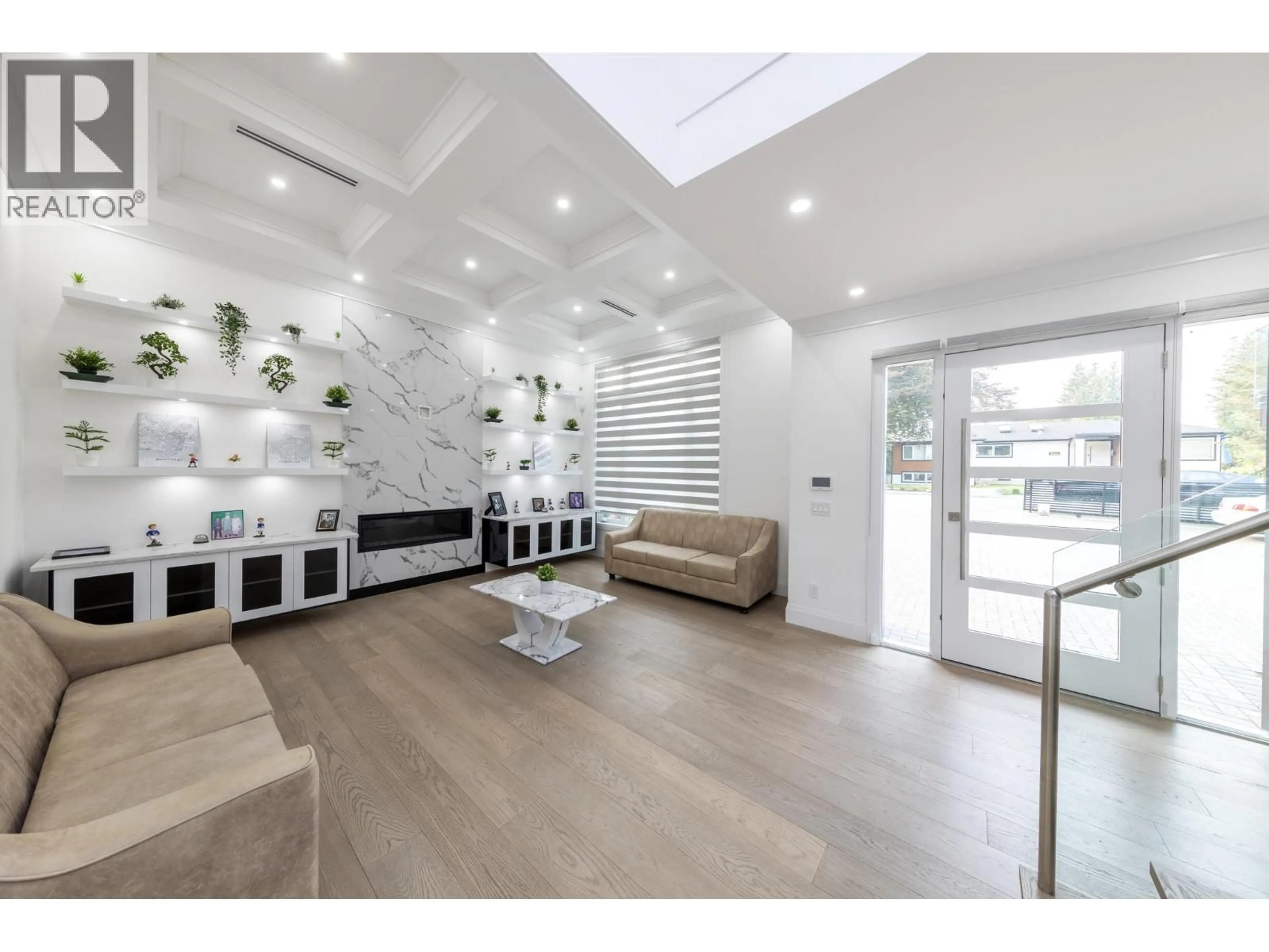 Indoor foyer for 3560 HIGHLAND BOULEVARD, North Vancouver British Columbia V7R2Y6