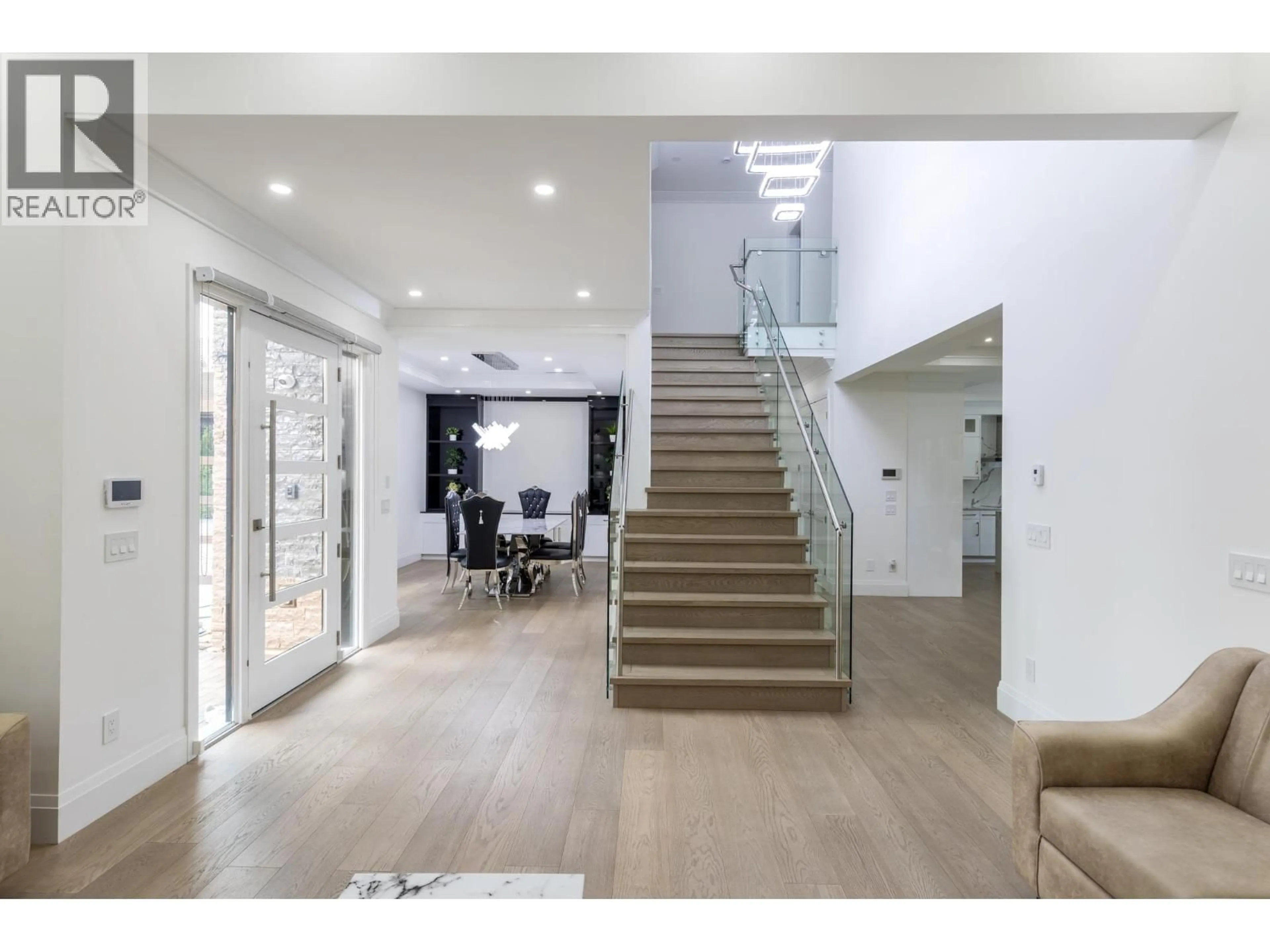 Indoor foyer for 3560 HIGHLAND BOULEVARD, North Vancouver British Columbia V7R2Y6