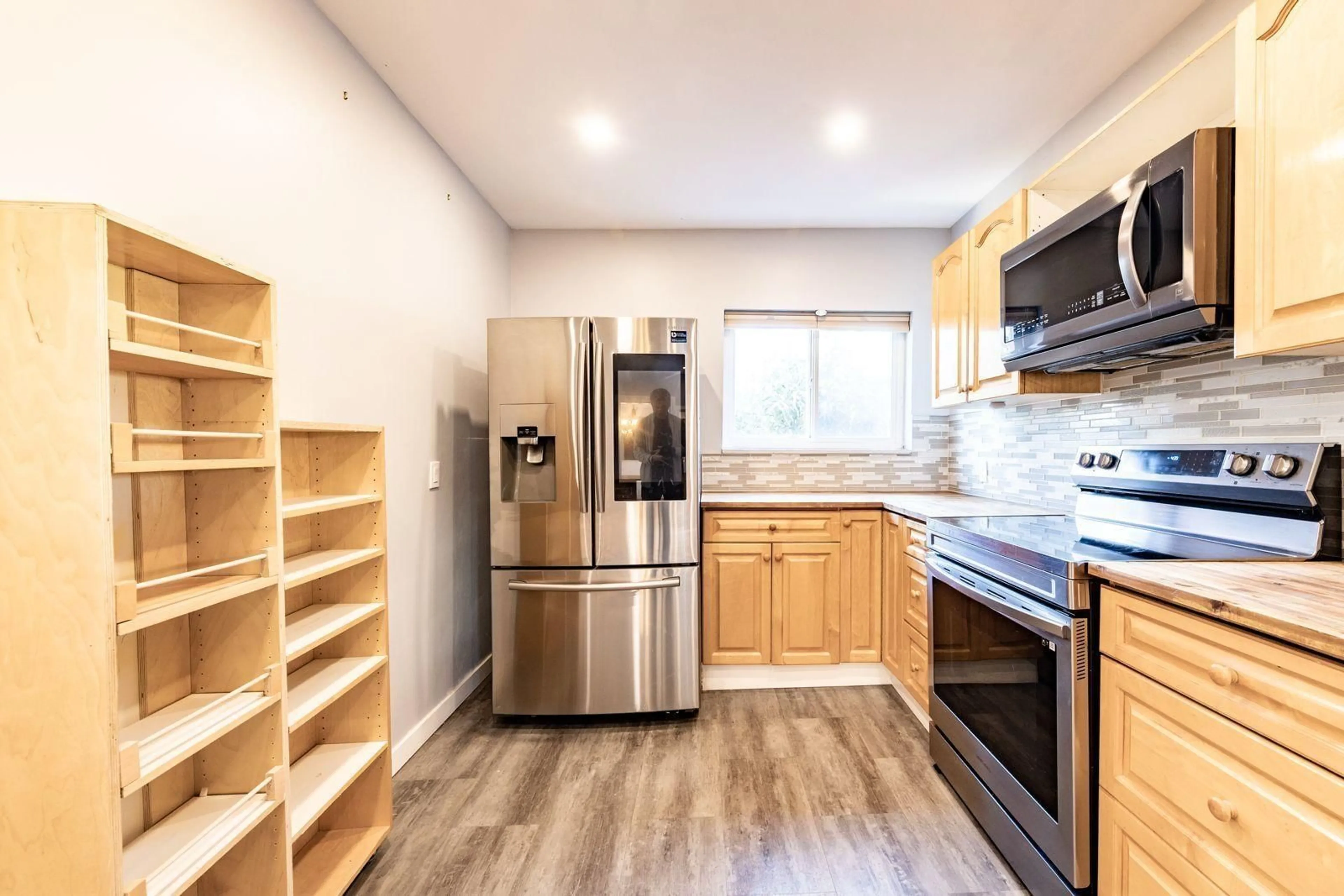 Standard kitchen, wood/laminate floor for 9421 116, Surrey British Columbia V4C5X2