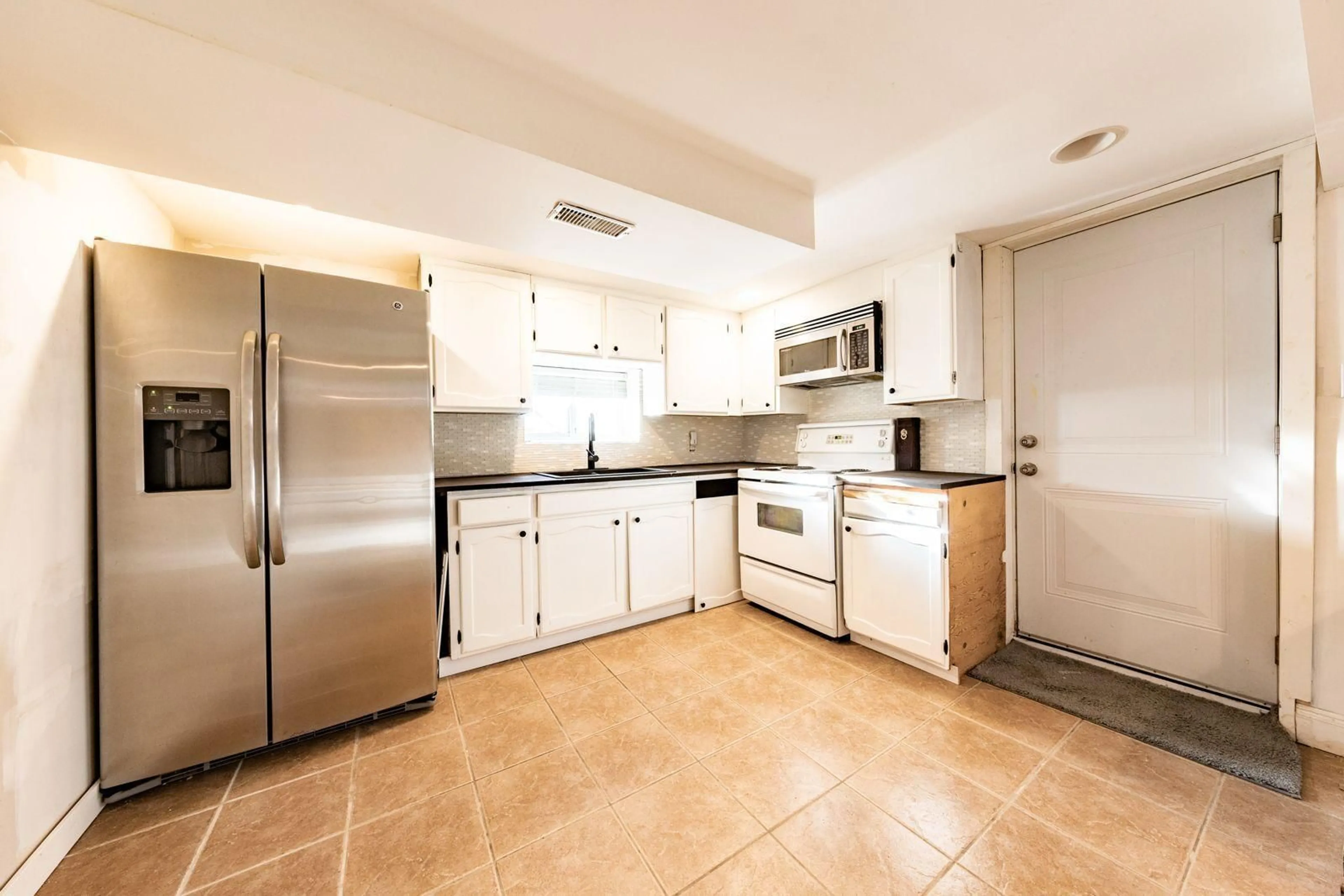 Standard kitchen, ceramic/tile floor for 9421 116, Surrey British Columbia V4C5X2