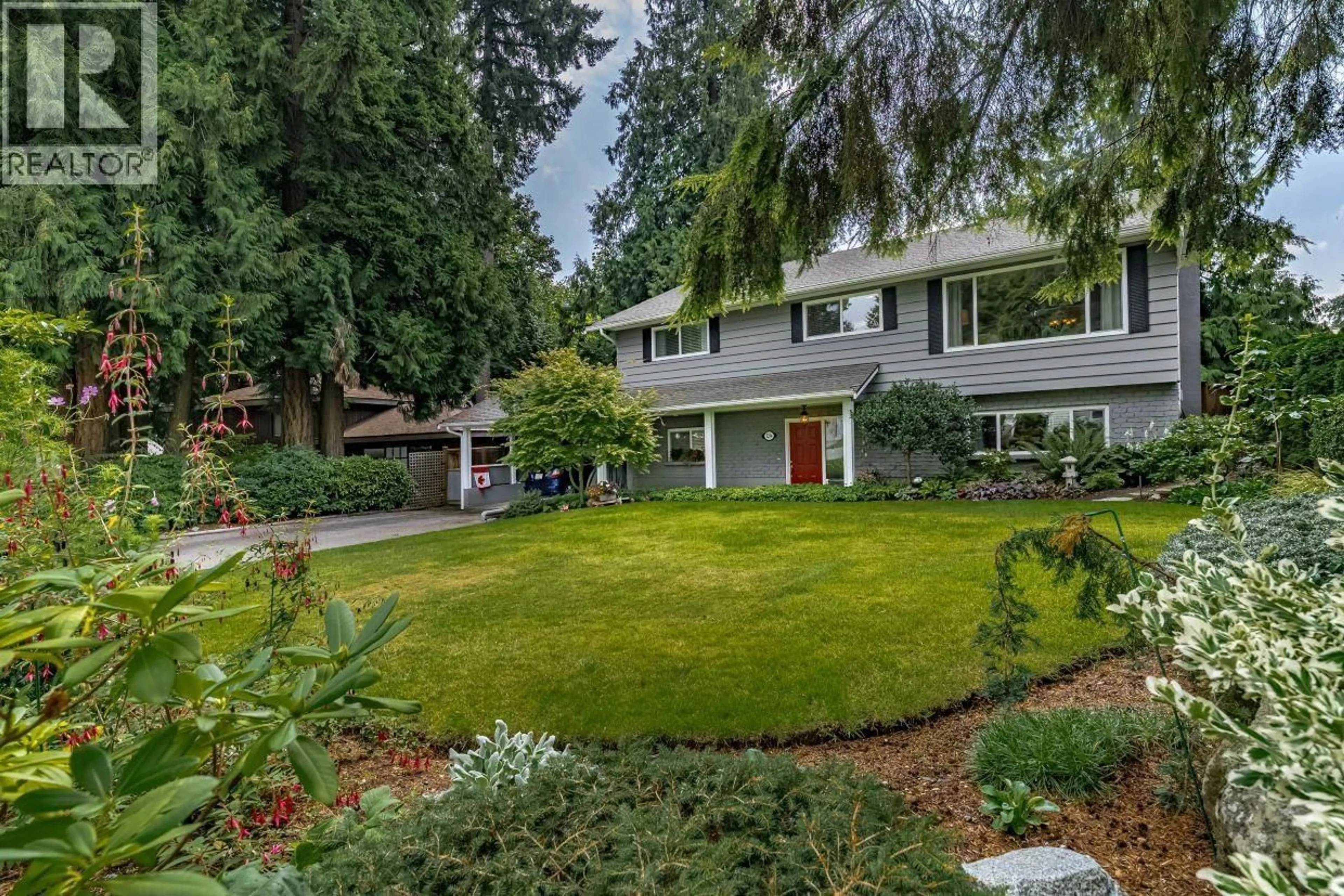 A pic from outside/outdoor area/front of a property/back of a property/a pic from drone, street for 2294 STANWOOD AVENUE, Coquitlam British Columbia V3K3A6
