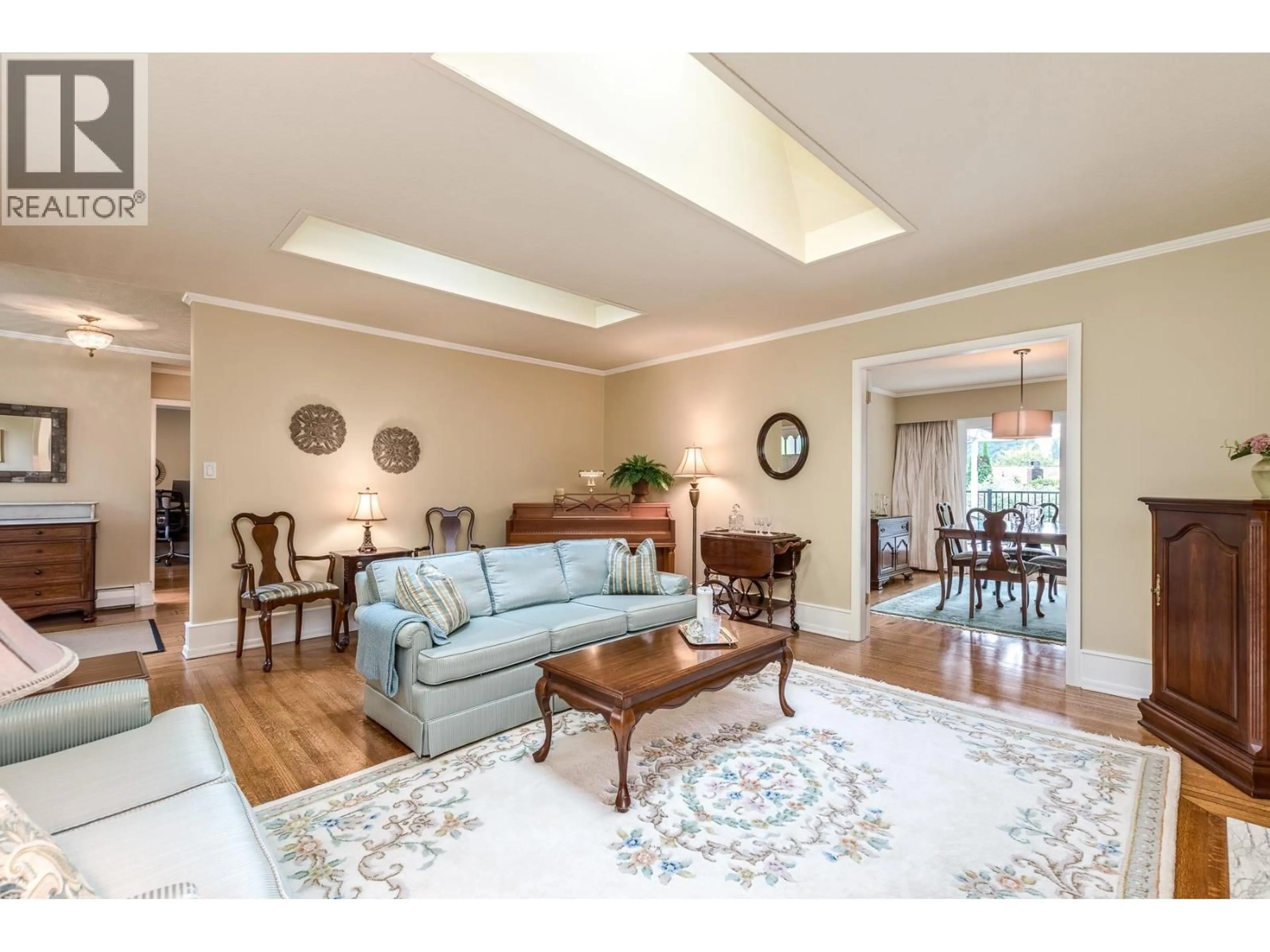 Living room with furniture, unknown for 554 NEWCROFT PLACE, West Vancouver British Columbia V7T1W8