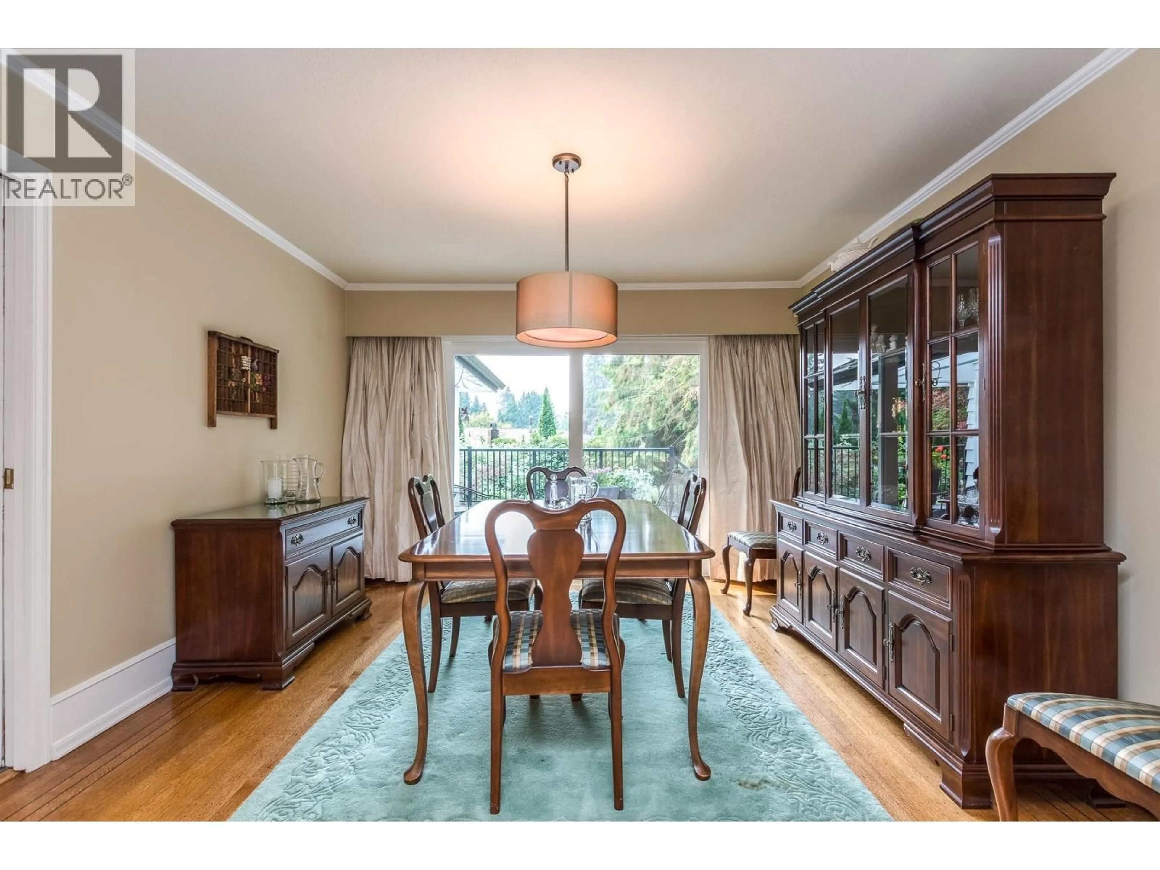 Dining room, wood/laminate floor for 554 NEWCROFT PLACE, West Vancouver British Columbia V7T1W8