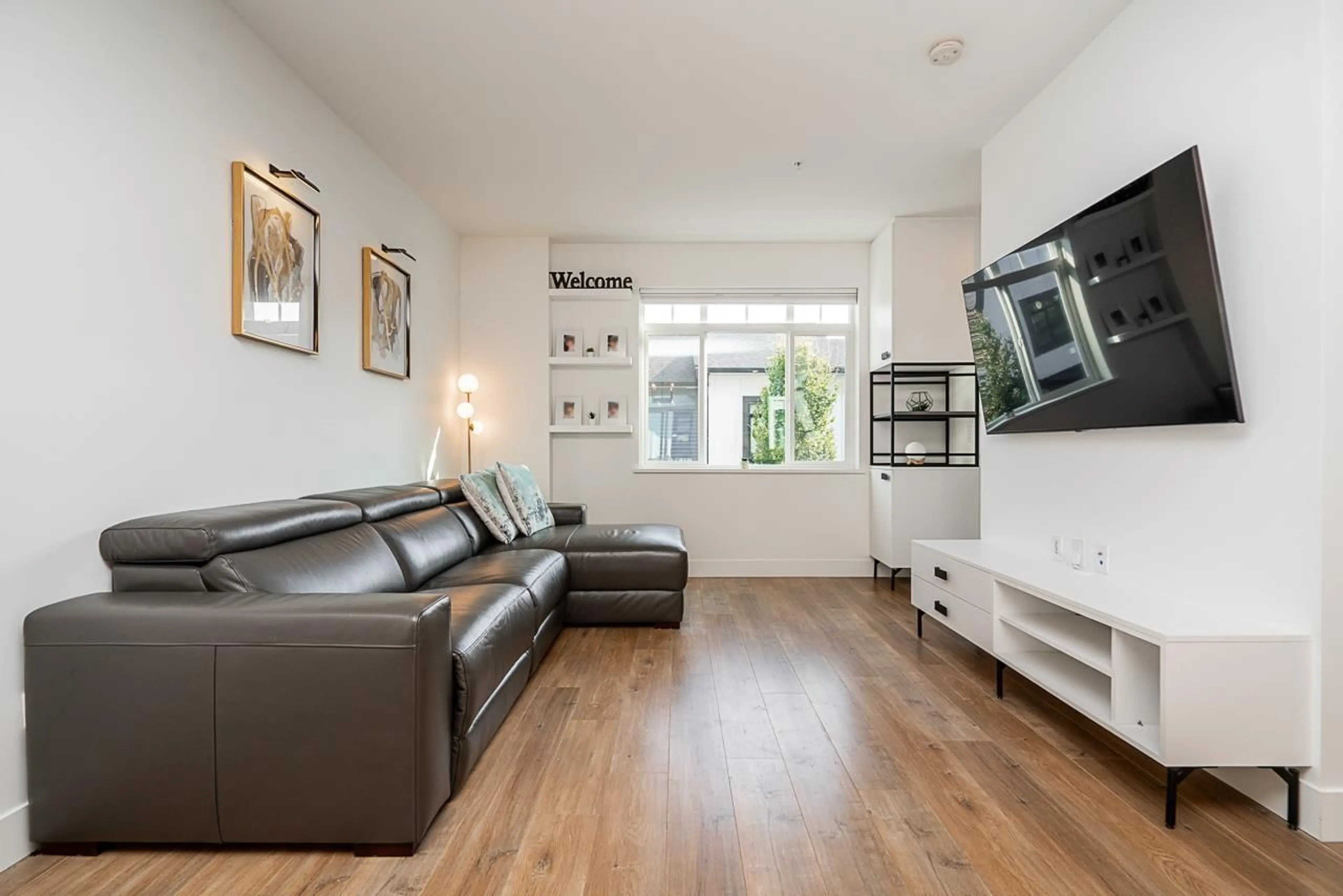 Living room with furniture, wood/laminate floor for 19 - 6897 201, Langley British Columbia V2Y0Z3