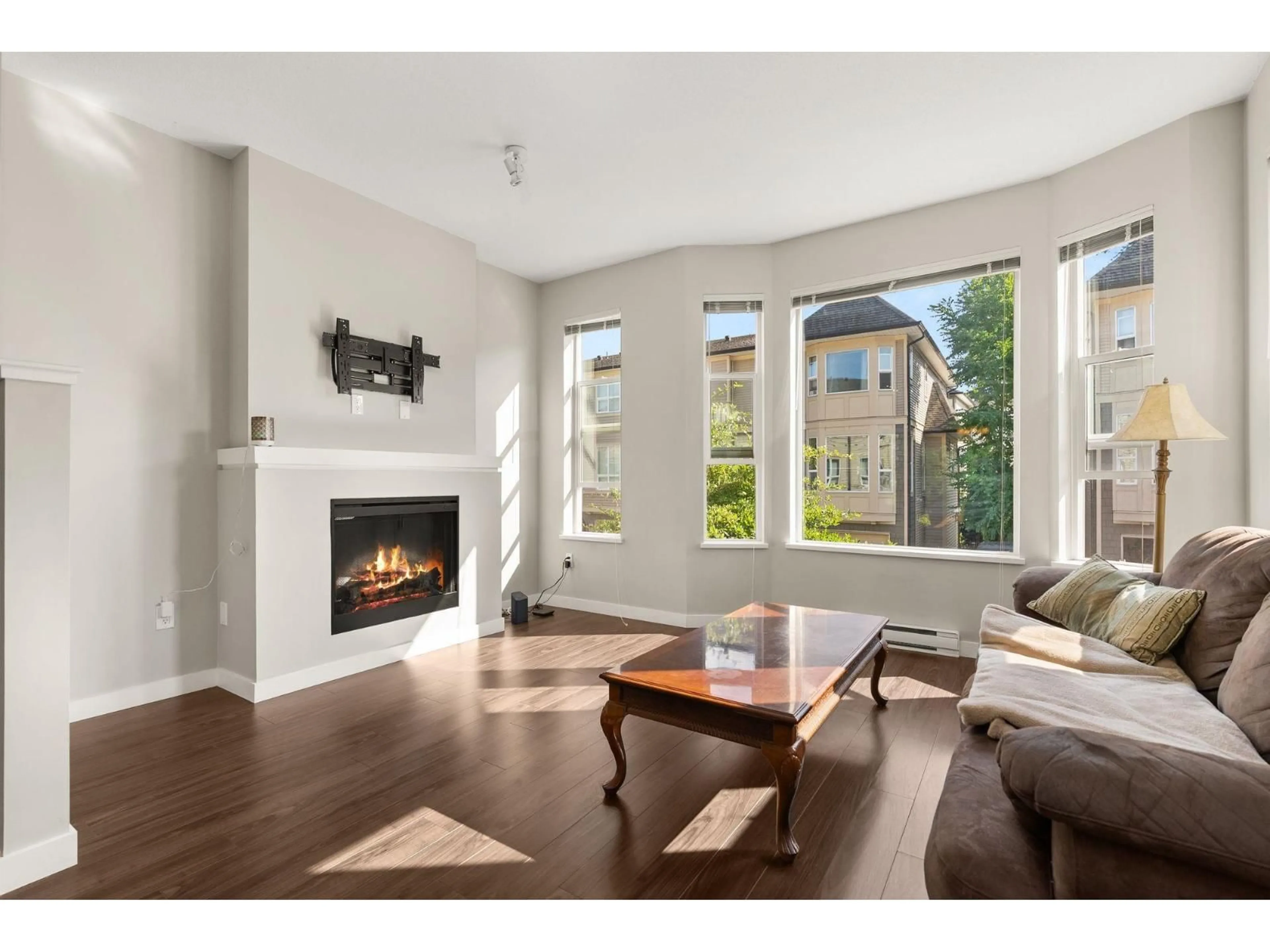 Living room with furniture, wood/laminate floor for 114 - 7938 209, Langley British Columbia V2Y0J7