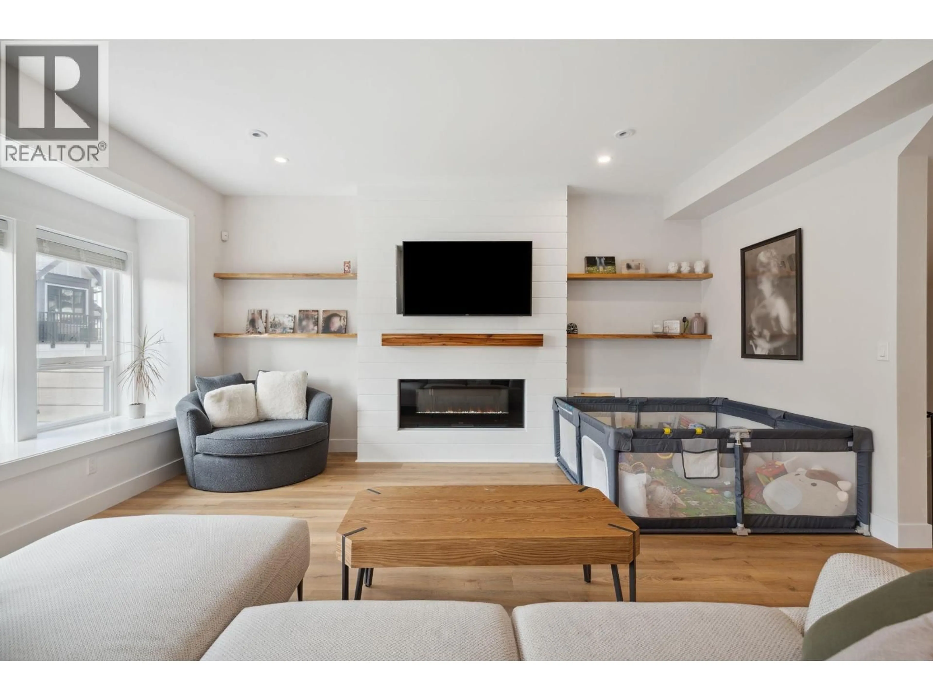 Living room with furniture, wood/laminate floor for 117 - 3409 HARPER ROAD, Coquitlam British Columbia V3E3H1