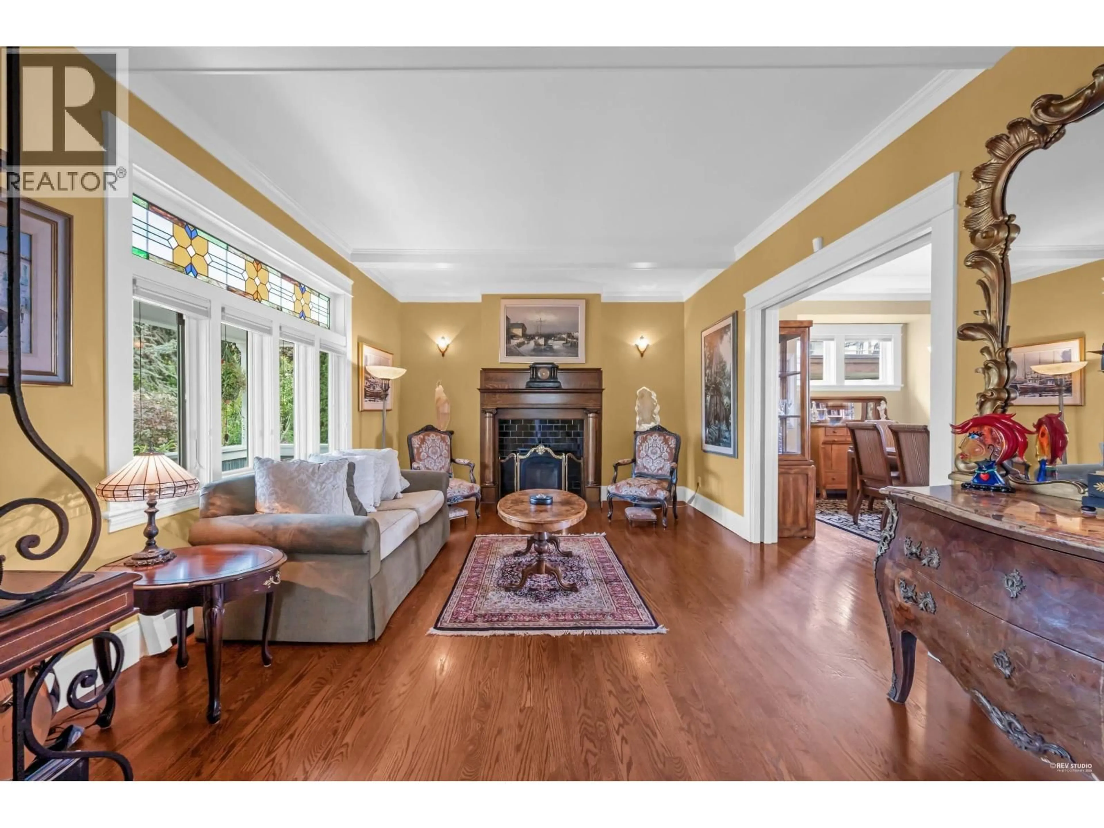 Living room with furniture, wood/laminate floor for 255 6TH STREET, North Vancouver British Columbia V7M1K7