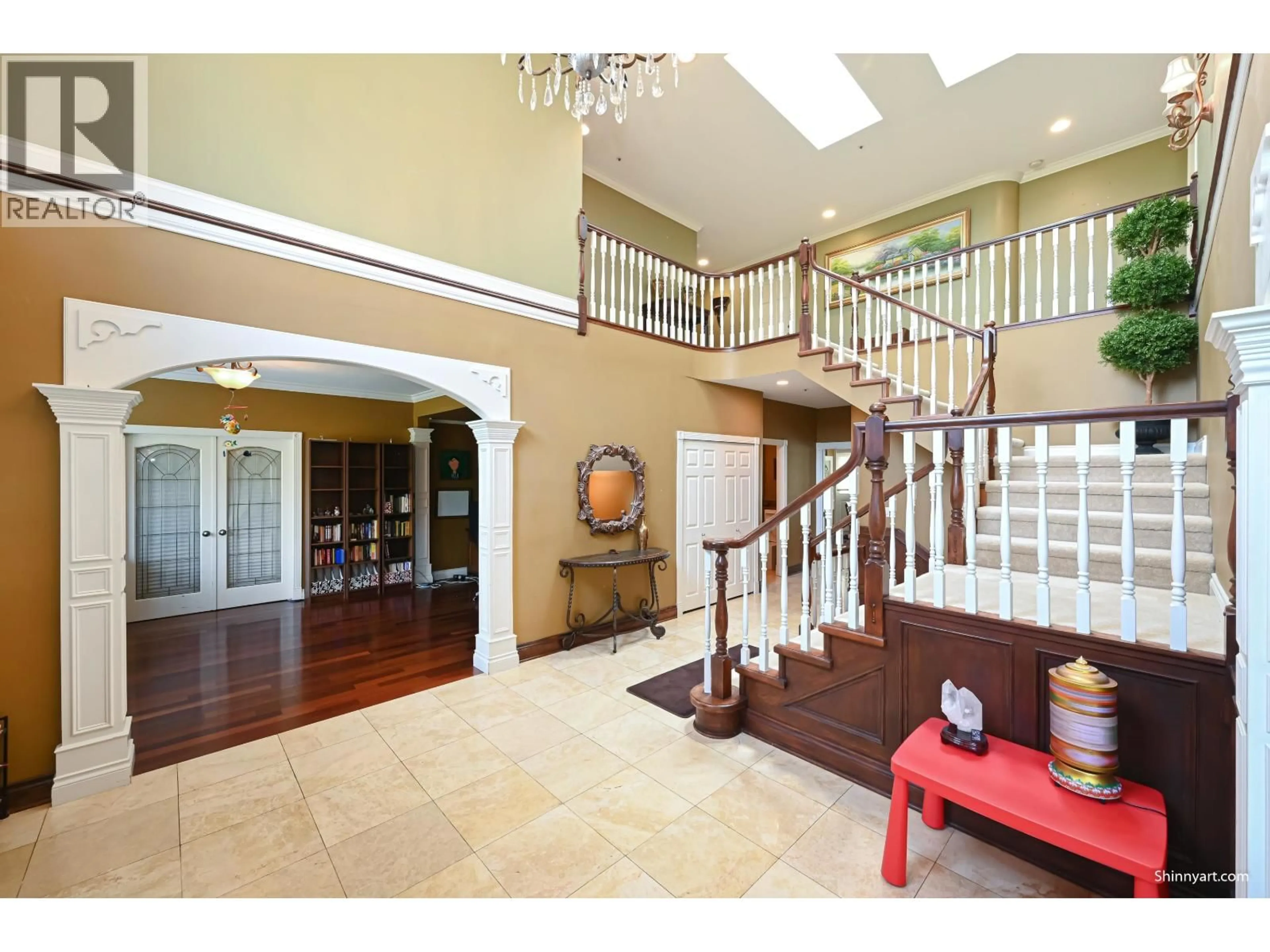 Indoor foyer for 1368 MINTO CRESCENT, Vancouver British Columbia V6H2J5