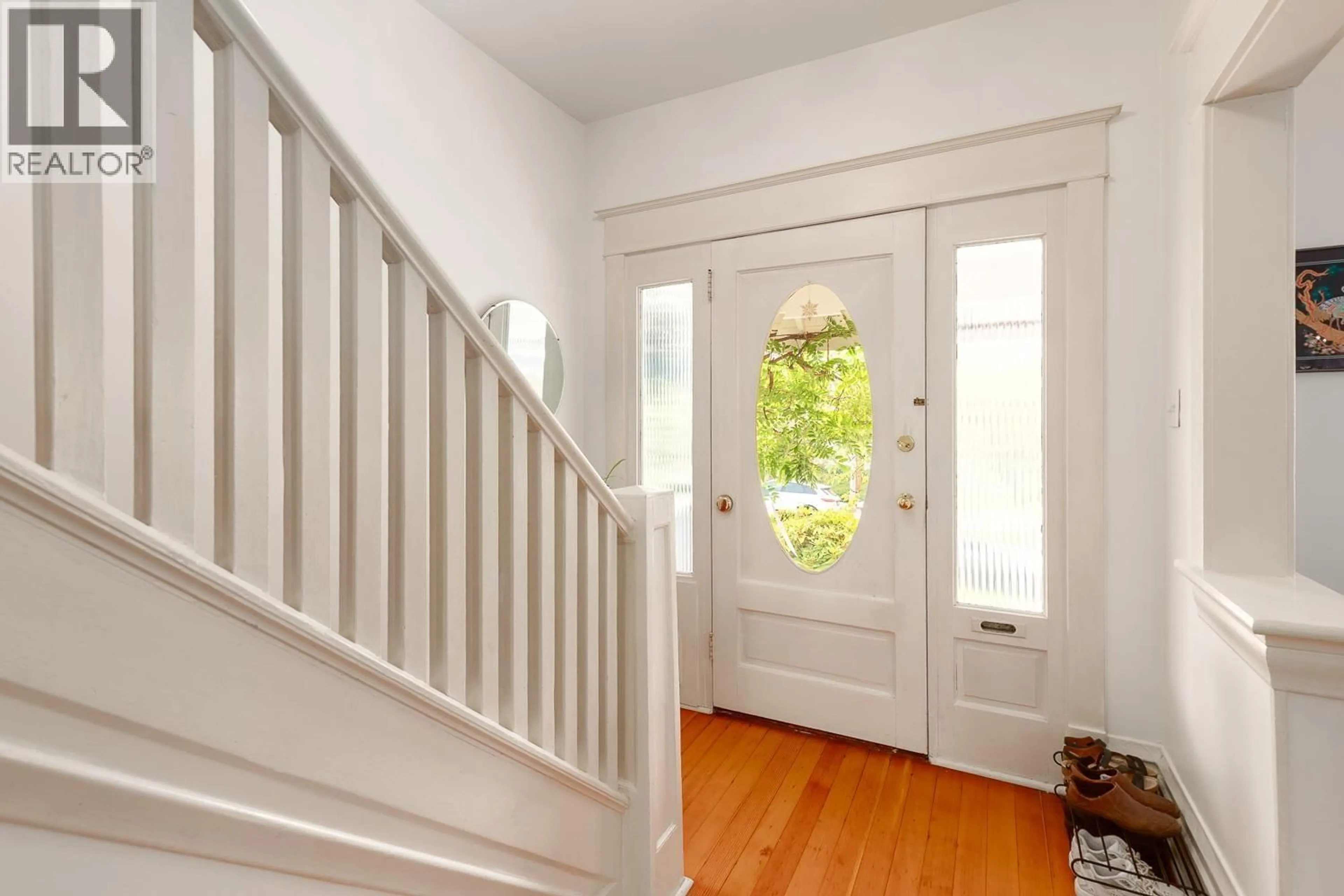 Indoor entryway for 2025 CHARLES STREET, Vancouver British Columbia V5L2V1