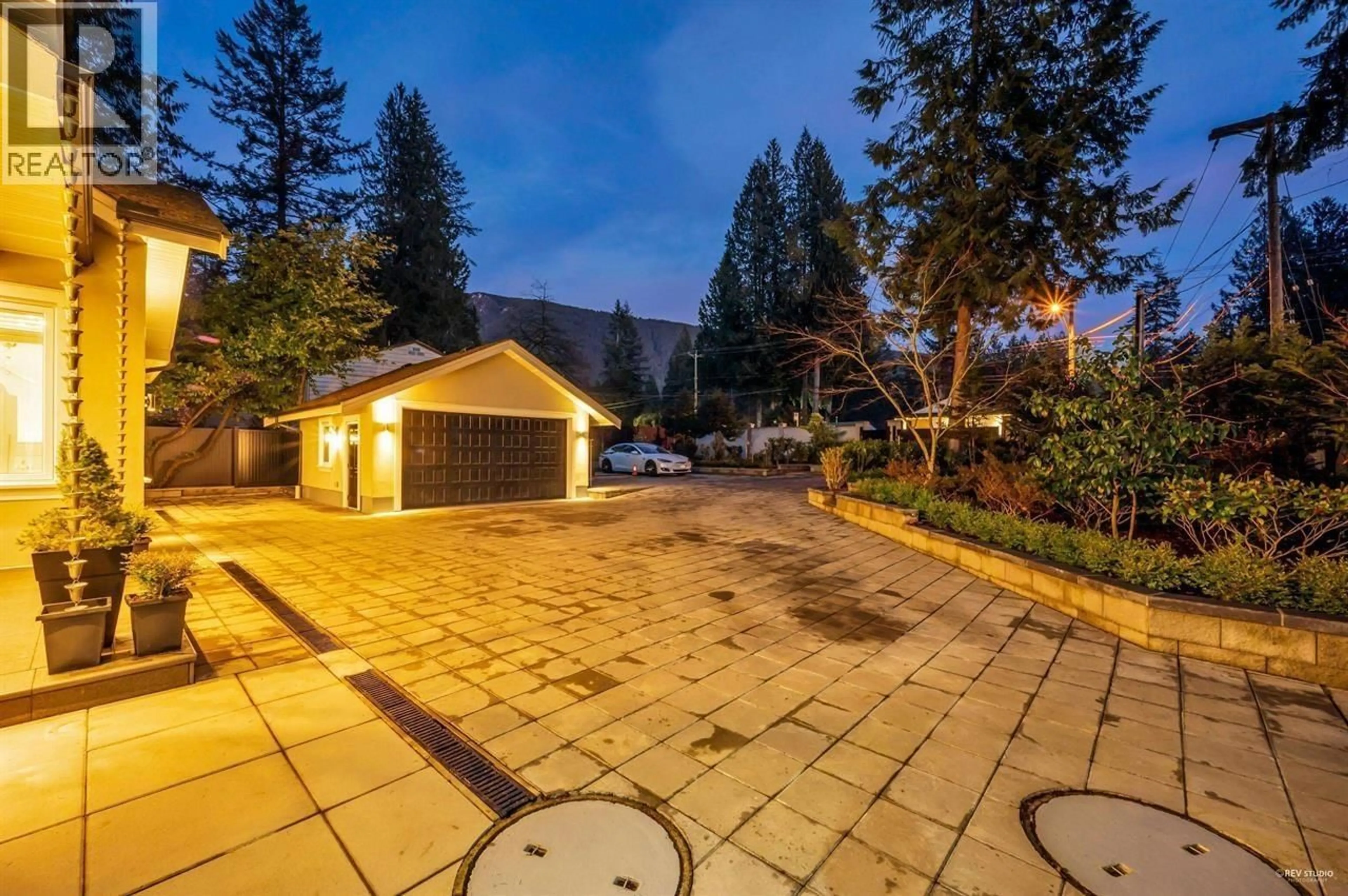 Patio, unknown for 4511 CAPILANO ROAD, North Vancouver British Columbia V7R4K2
