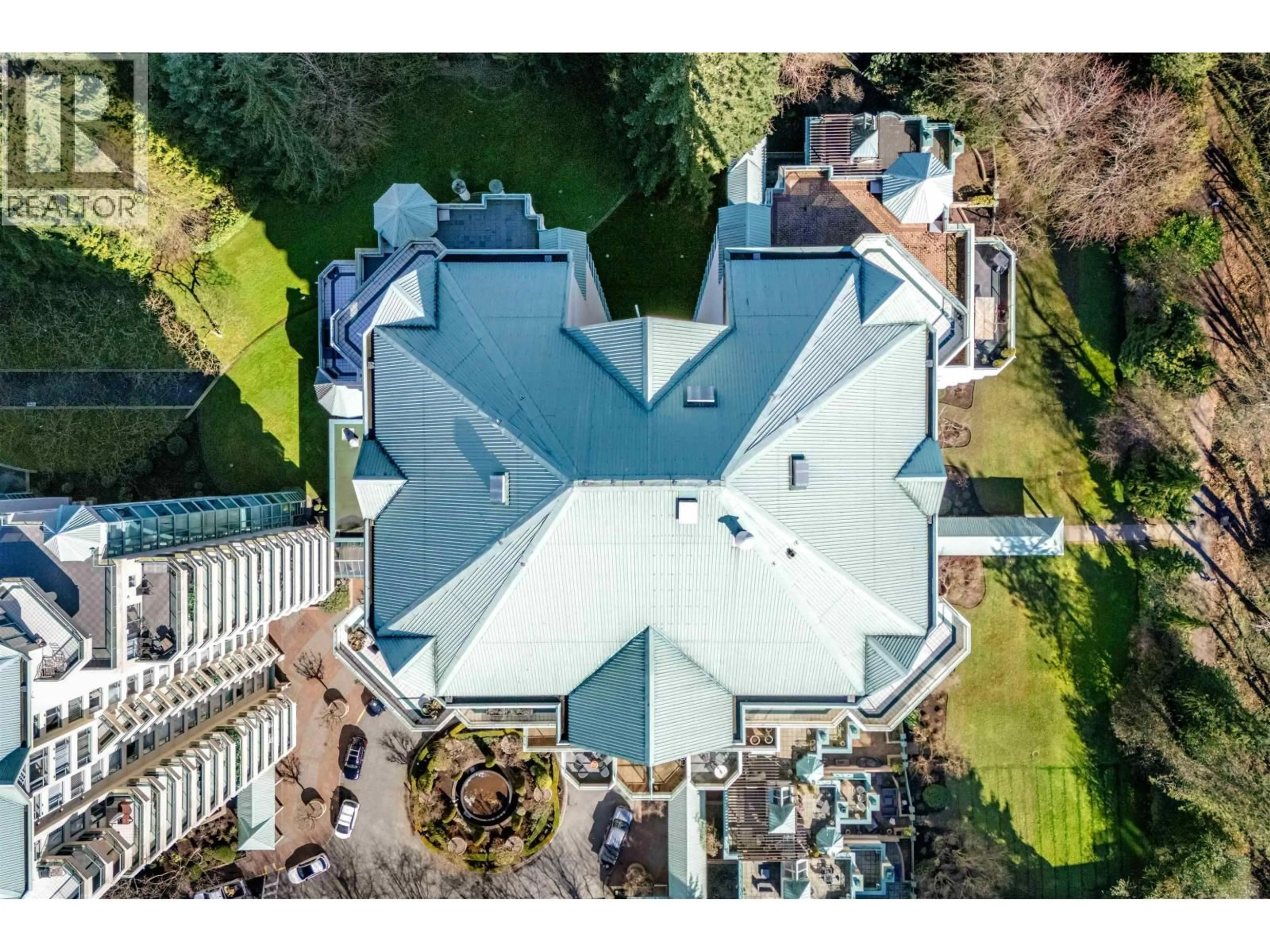 A pic from outside/outdoor area/front of a property/back of a property/a pic from drone, building for 12A - 338 TAYLOR WAY, West Vancouver British Columbia V7T2Y1