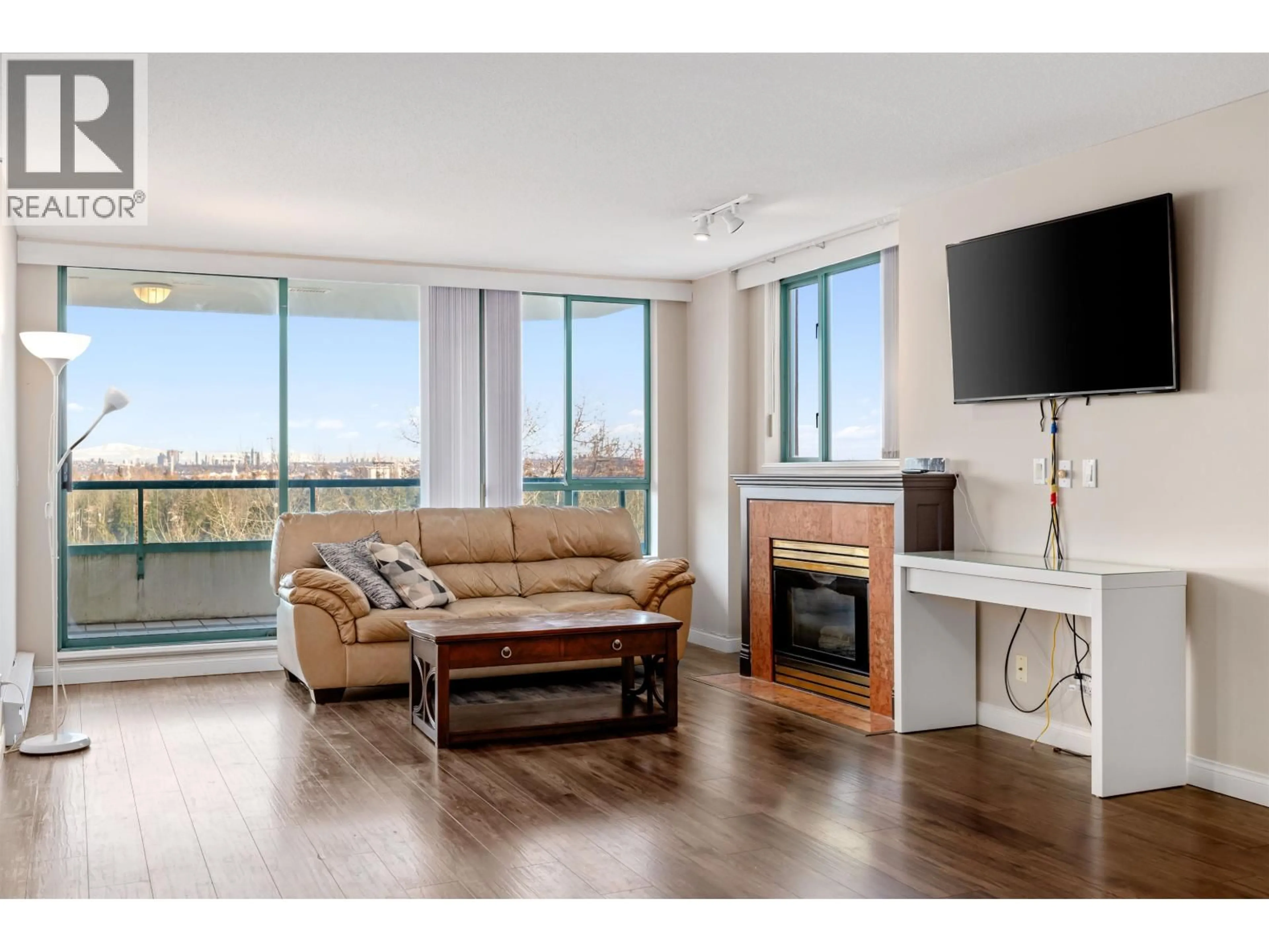 Living room with furniture, wood/laminate floor for 12A - 338 TAYLOR WAY, West Vancouver British Columbia V7T2Y1