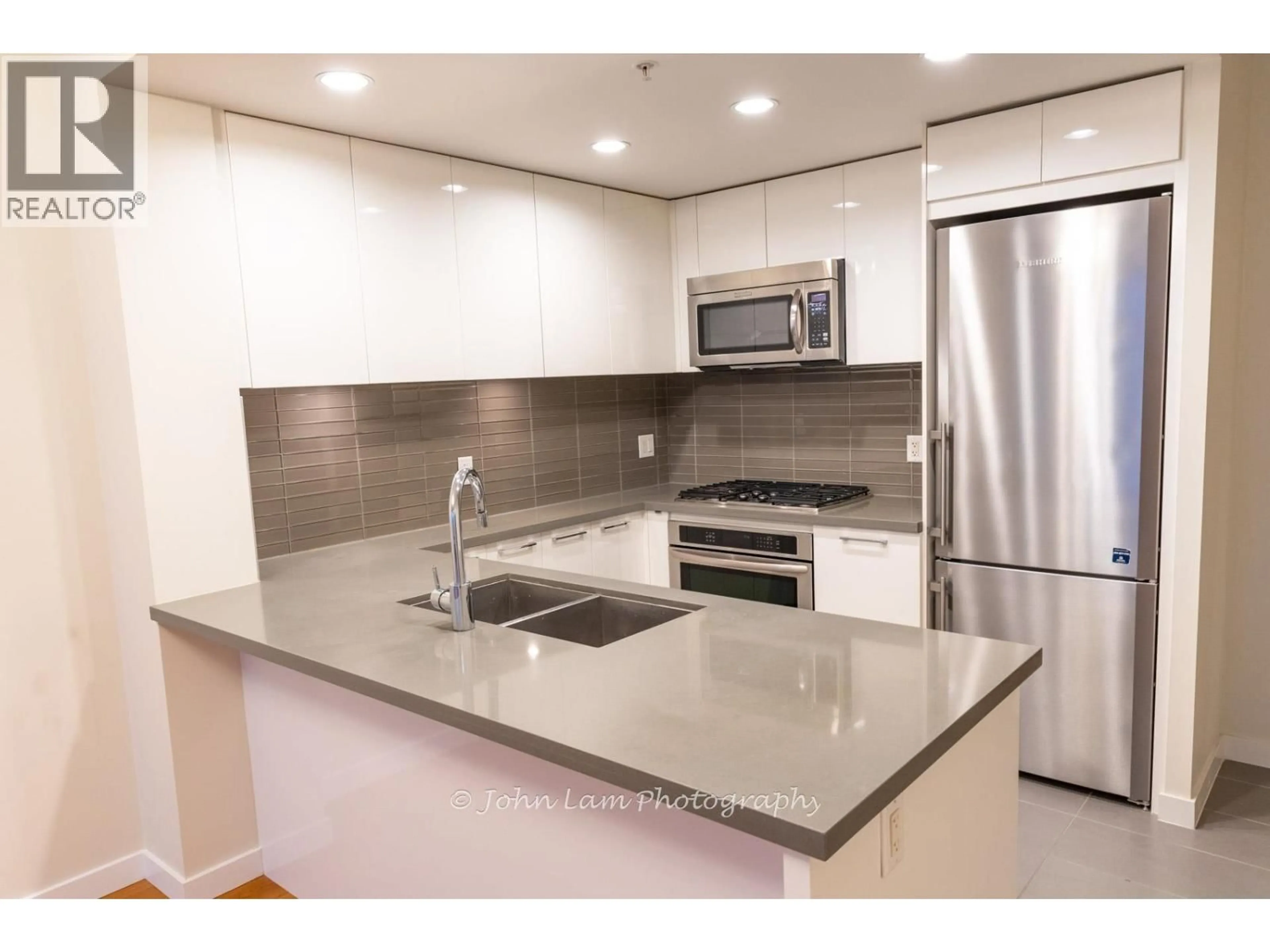 Standard kitchen, ceramic/tile floor for 2005 - 4880 BENNETT STREET, Burnaby British Columbia V5H0C1