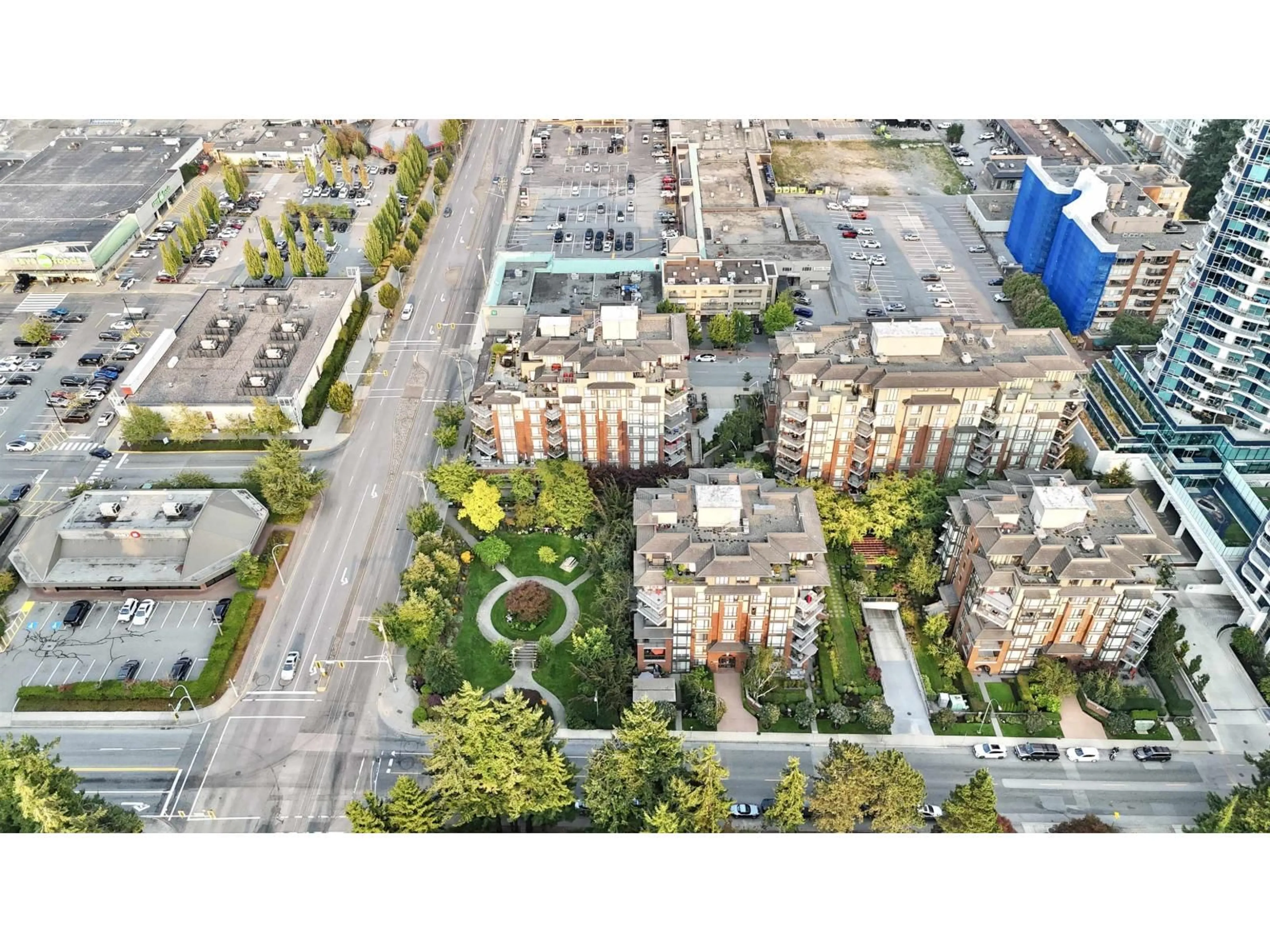 A pic from outside/outdoor area/front of a property/back of a property/a pic from drone, street for 603 - 1550 MARTIN, White Rock British Columbia V4B5M3