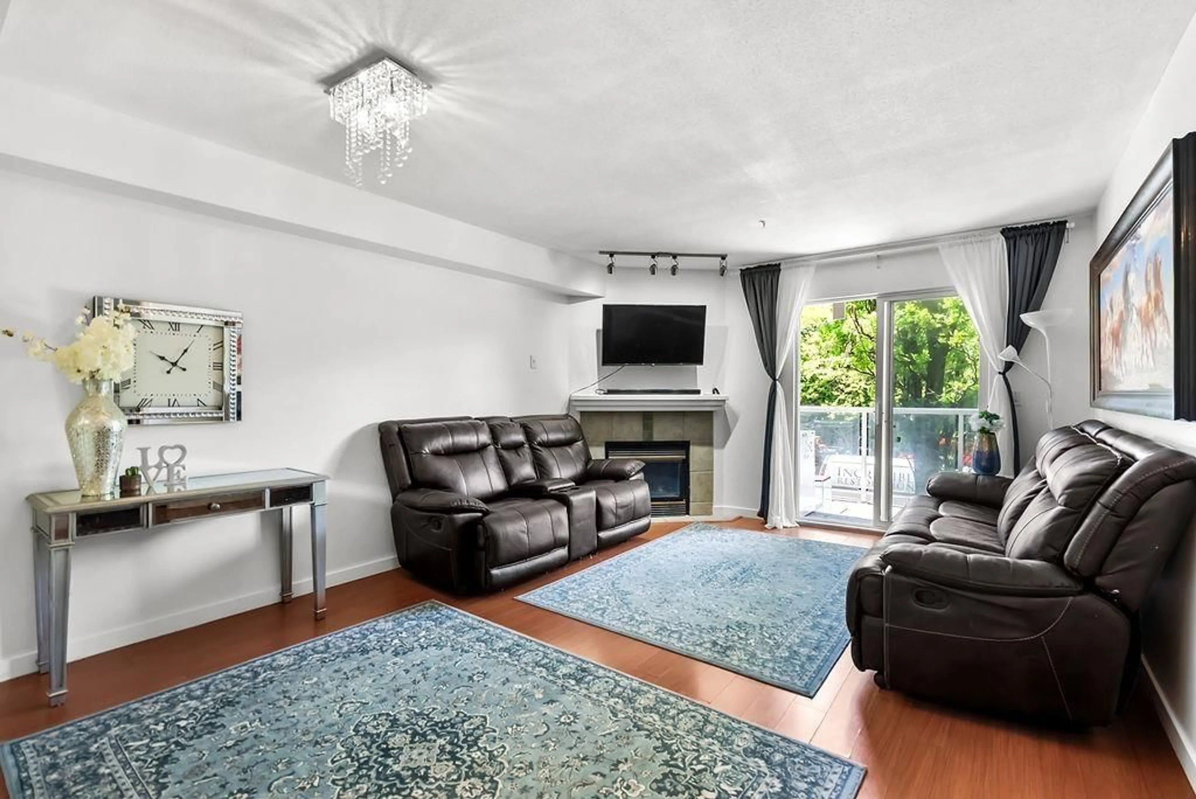 Living room with furniture, unknown for 217 - 8110 120A, Surrey British Columbia V3W3P3