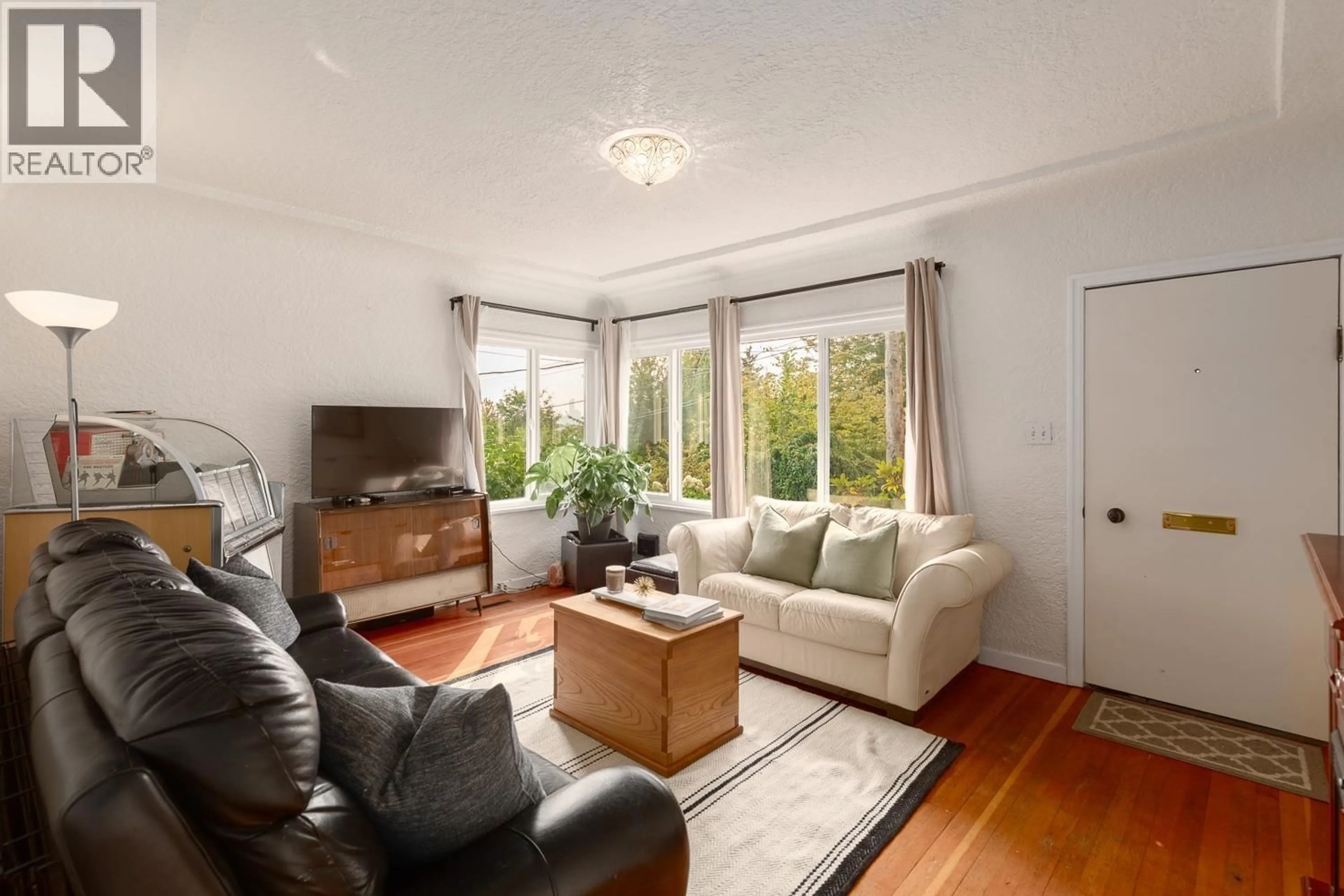 Living room with furniture, unknown for 331 STRAND AVENUE, New Westminster British Columbia V3L3J1