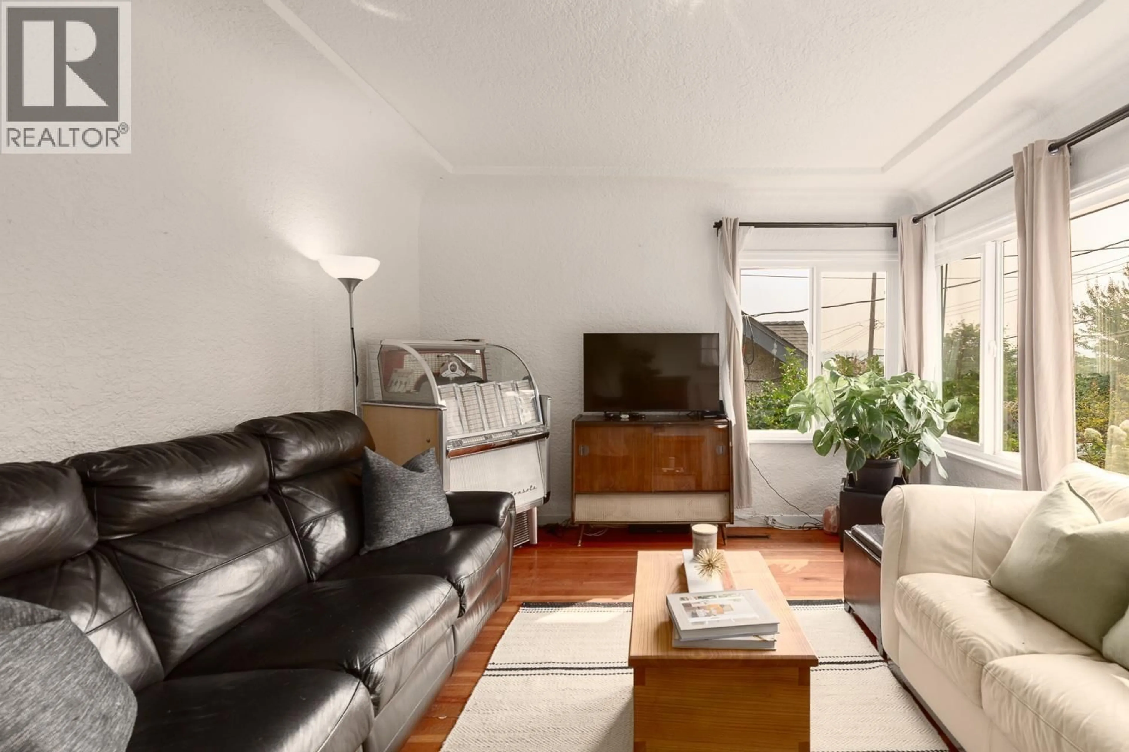 Living room with furniture, unknown for 331 STRAND AVENUE, New Westminster British Columbia V3L3J1