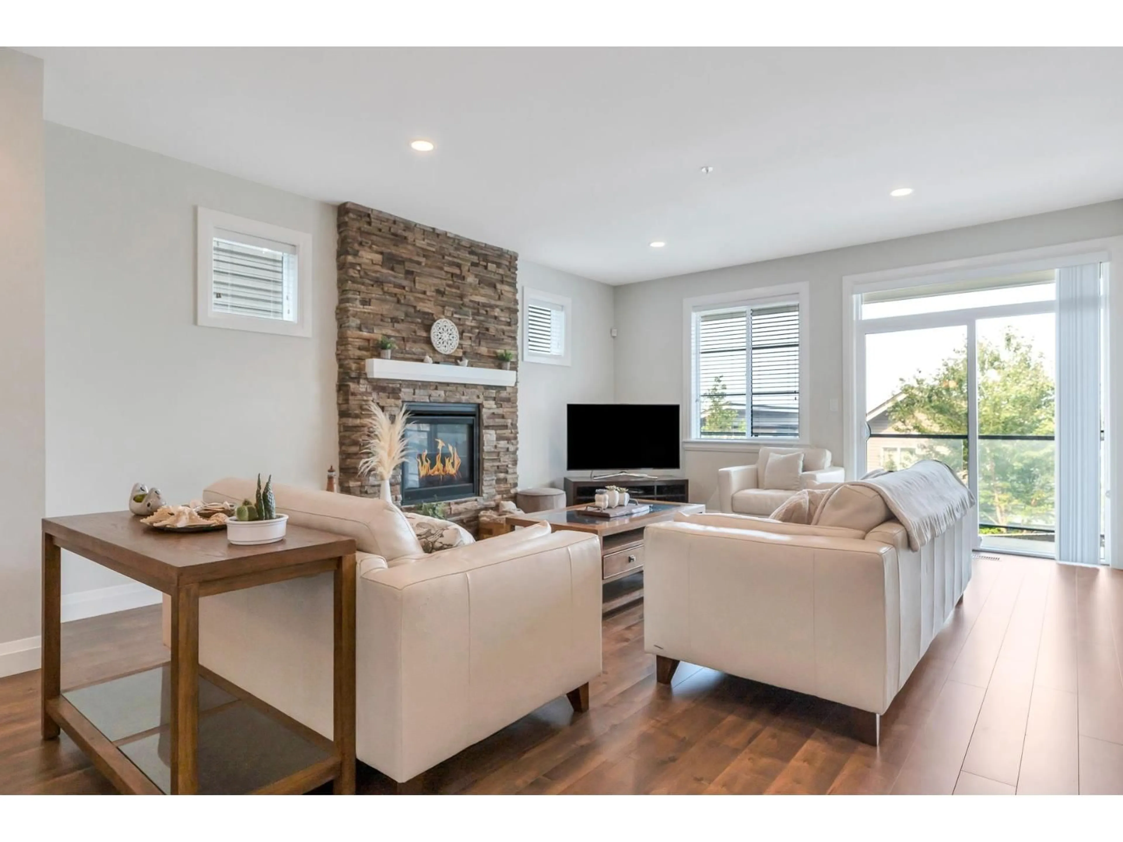 Living room with furniture, wood/laminate floor for 25 - 47042 MACFARLANE PLACE, Chilliwack British Columbia V2R0P3