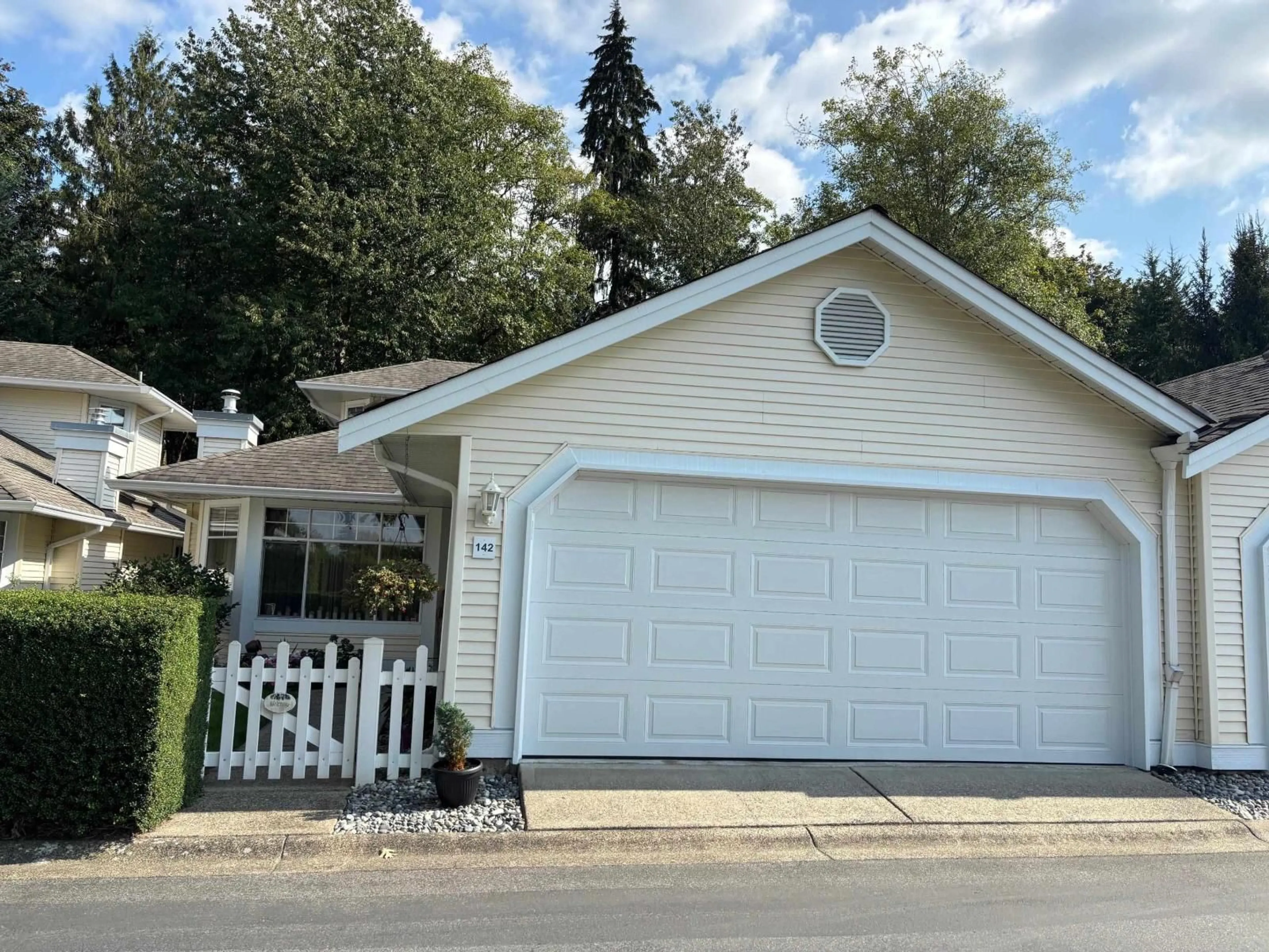 Home with vinyl exterior material, street for 142 - 9208 208, Langley British Columbia V1M2M9