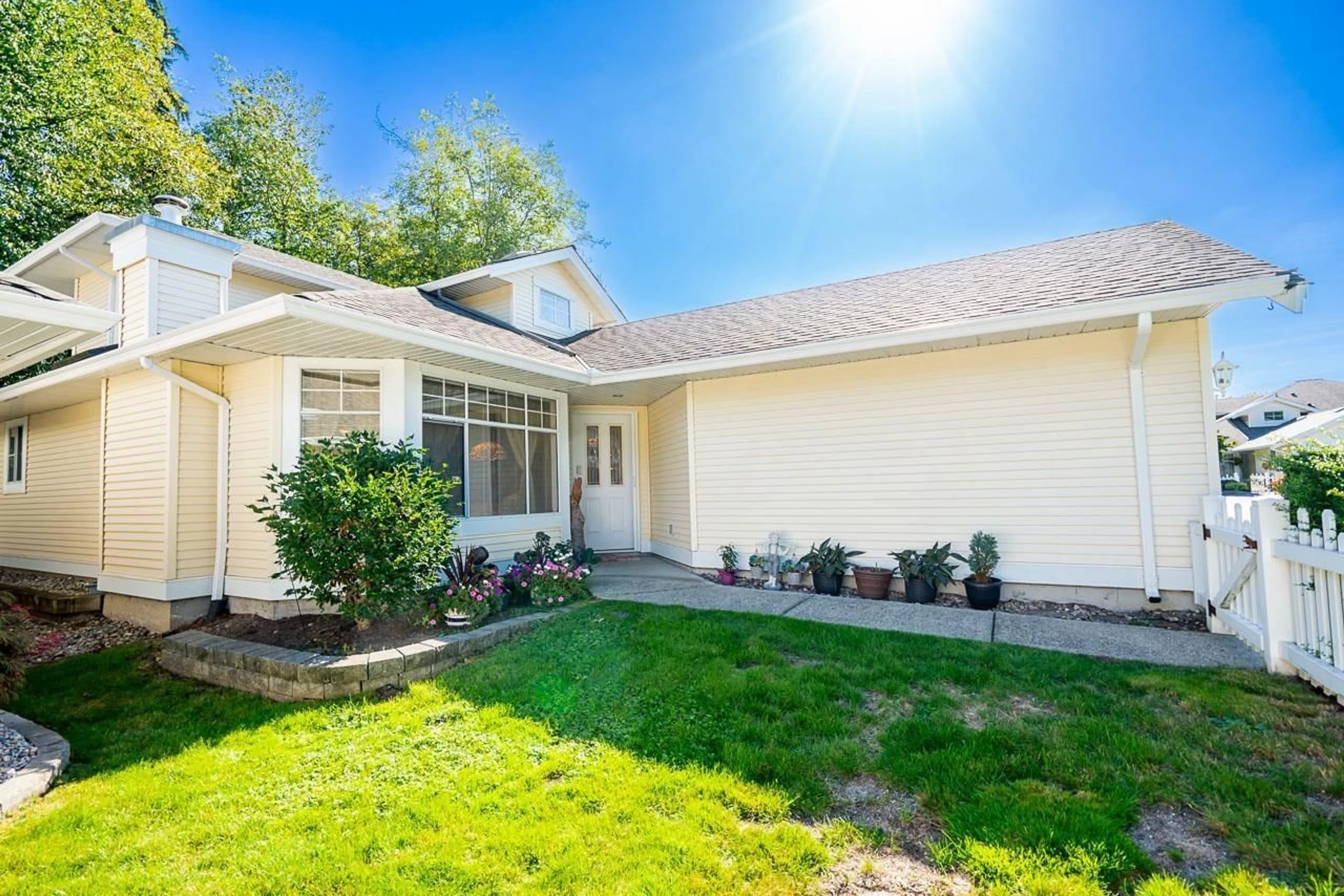 Home with vinyl exterior material, street for 142 - 9208 208, Langley British Columbia V1M2M9