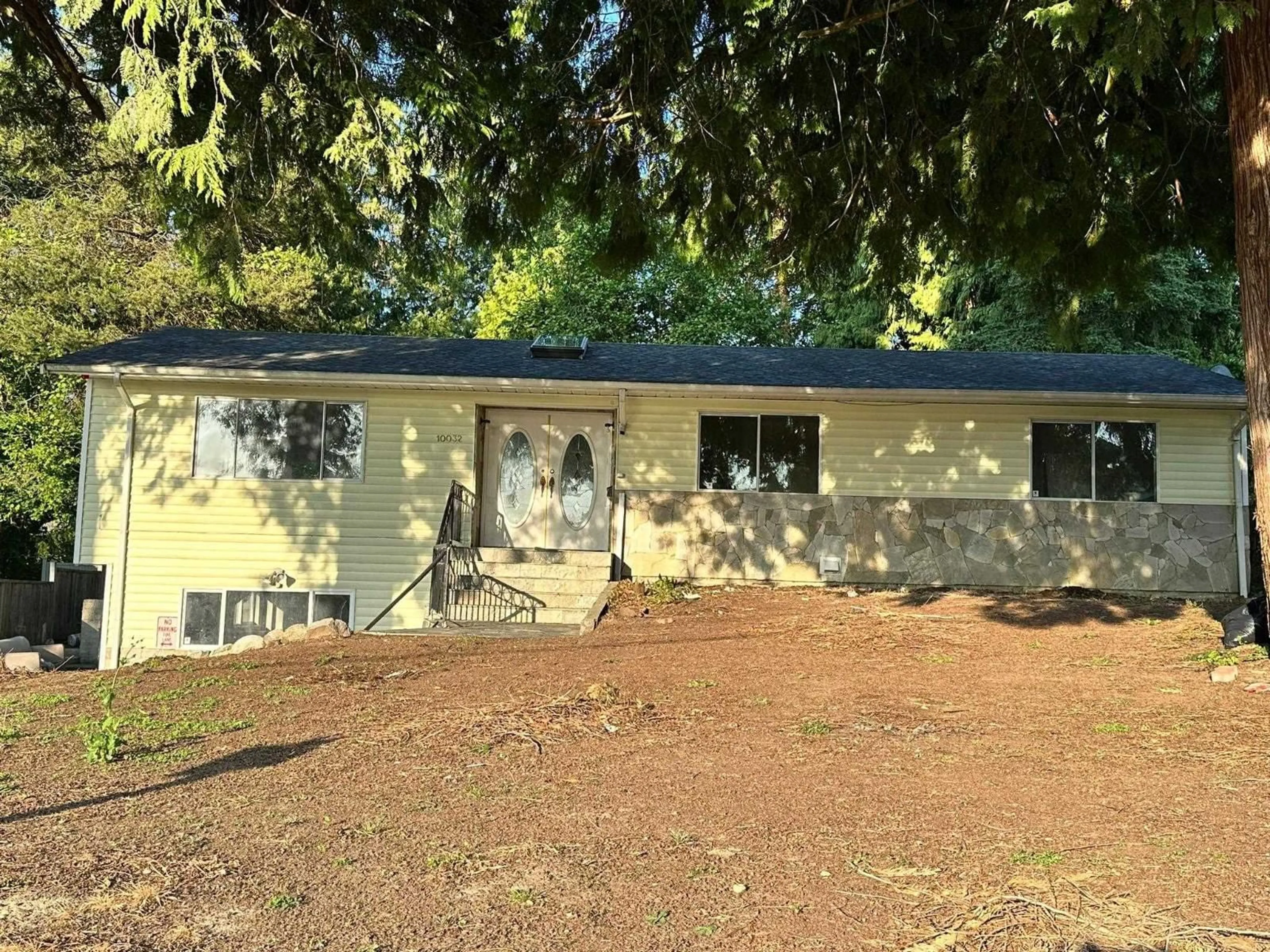 Home with vinyl exterior material, unknown for 10032 122, Surrey British Columbia V3V4M5