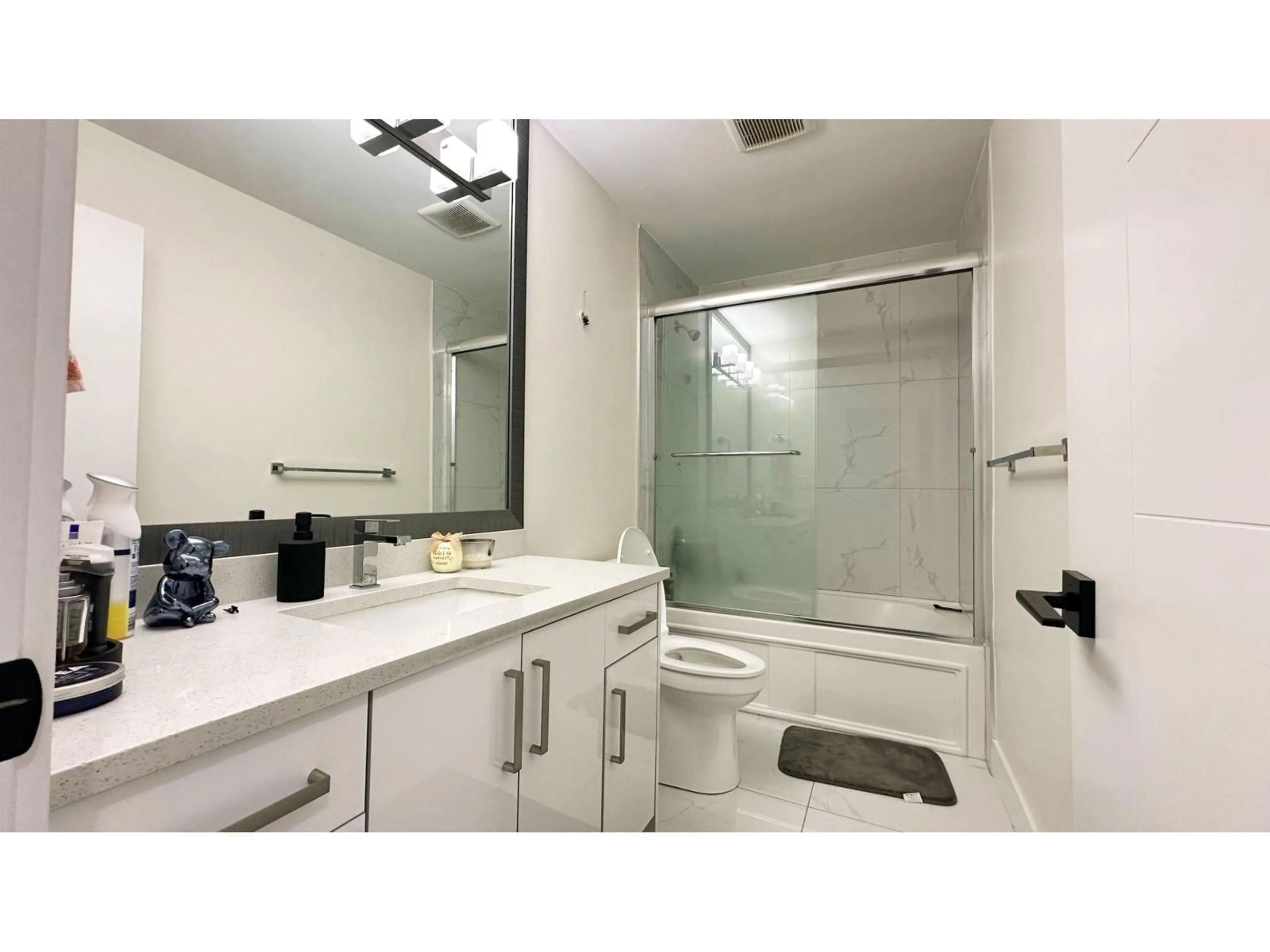 Standard bathroom, ceramic/tile floor for 13017 64, Surrey British Columbia V3W1X8