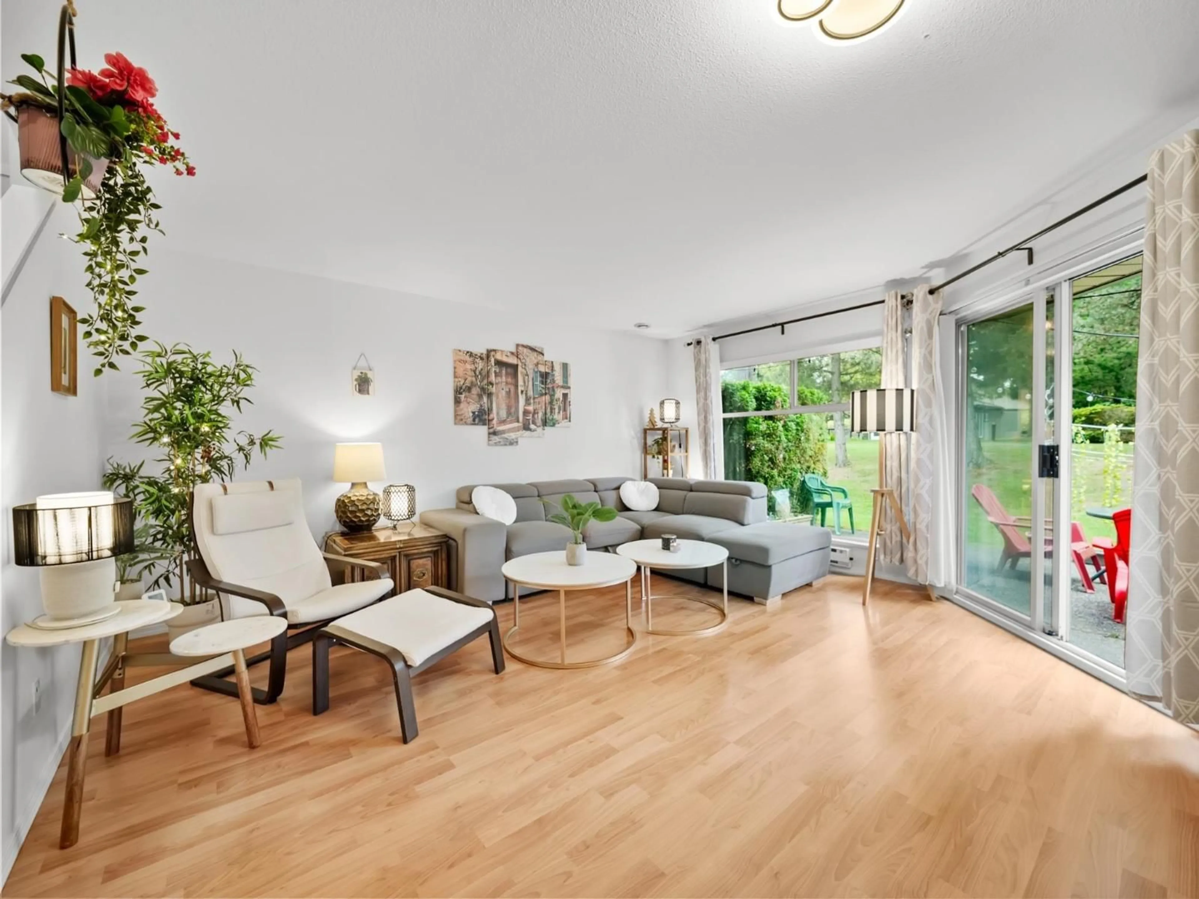 Living room with furniture, wood/laminate floor for 158 - 16080 82, Surrey British Columbia V4N0N6