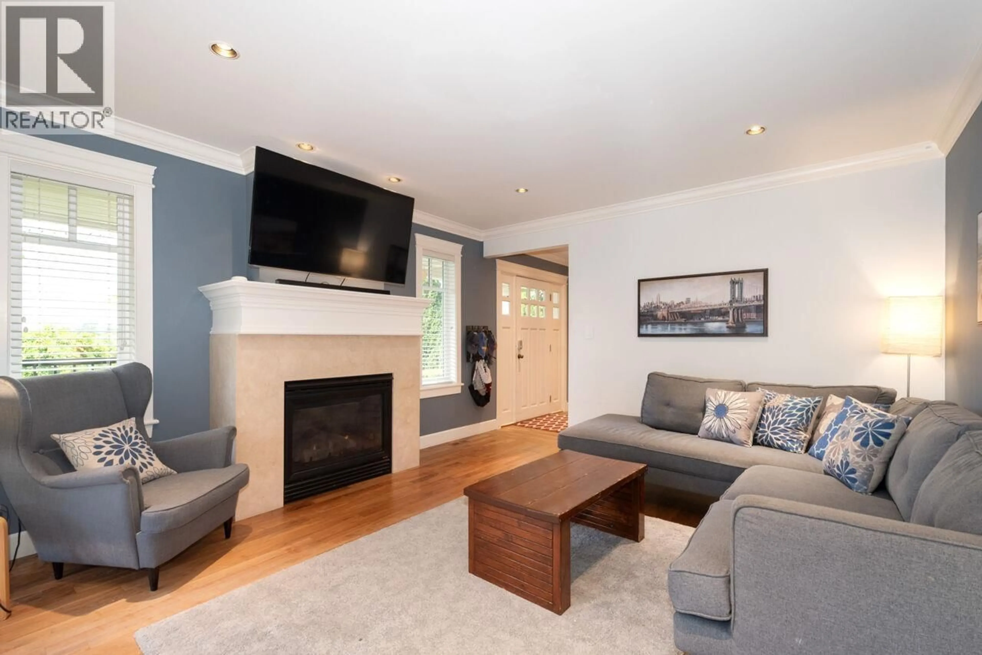 Living room with furniture, wood/laminate floor for 1050 11TH STREET, West Vancouver British Columbia V7T2M5
