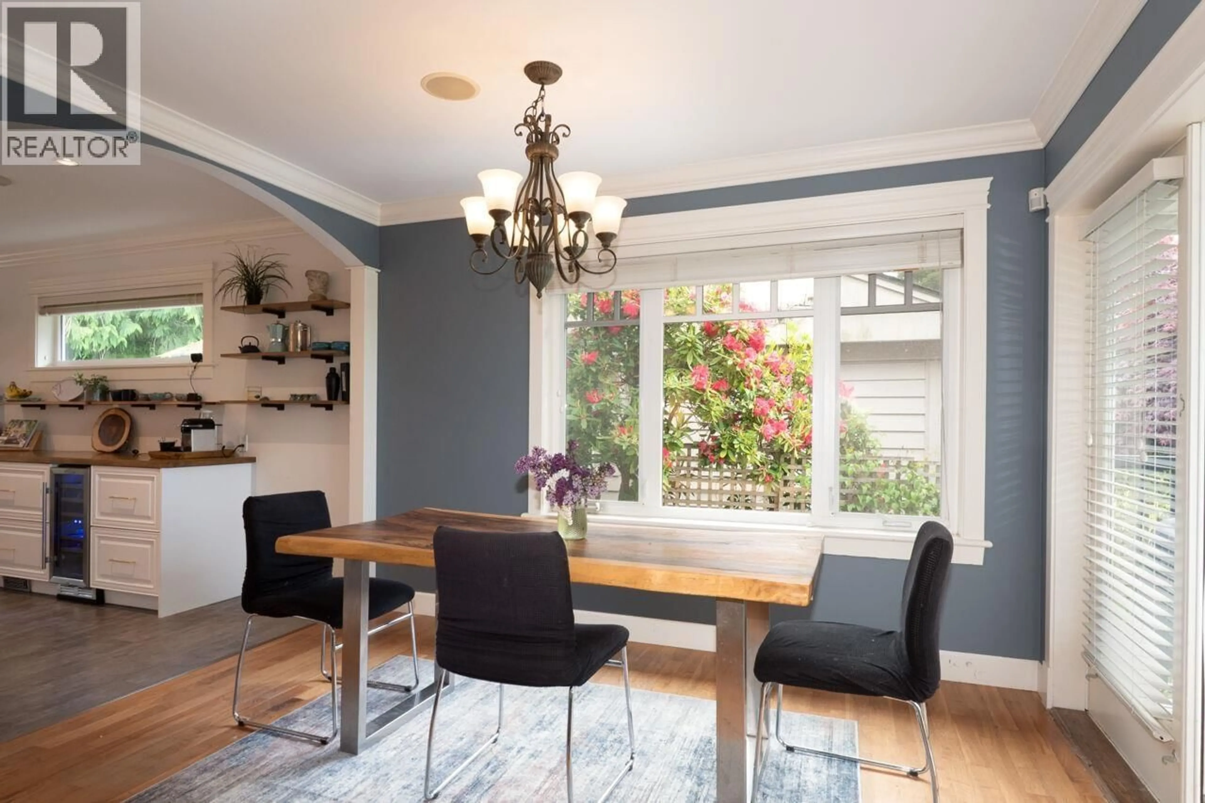 Dining room, wood/laminate floor for 1050 11TH STREET, West Vancouver British Columbia V7T2M5
