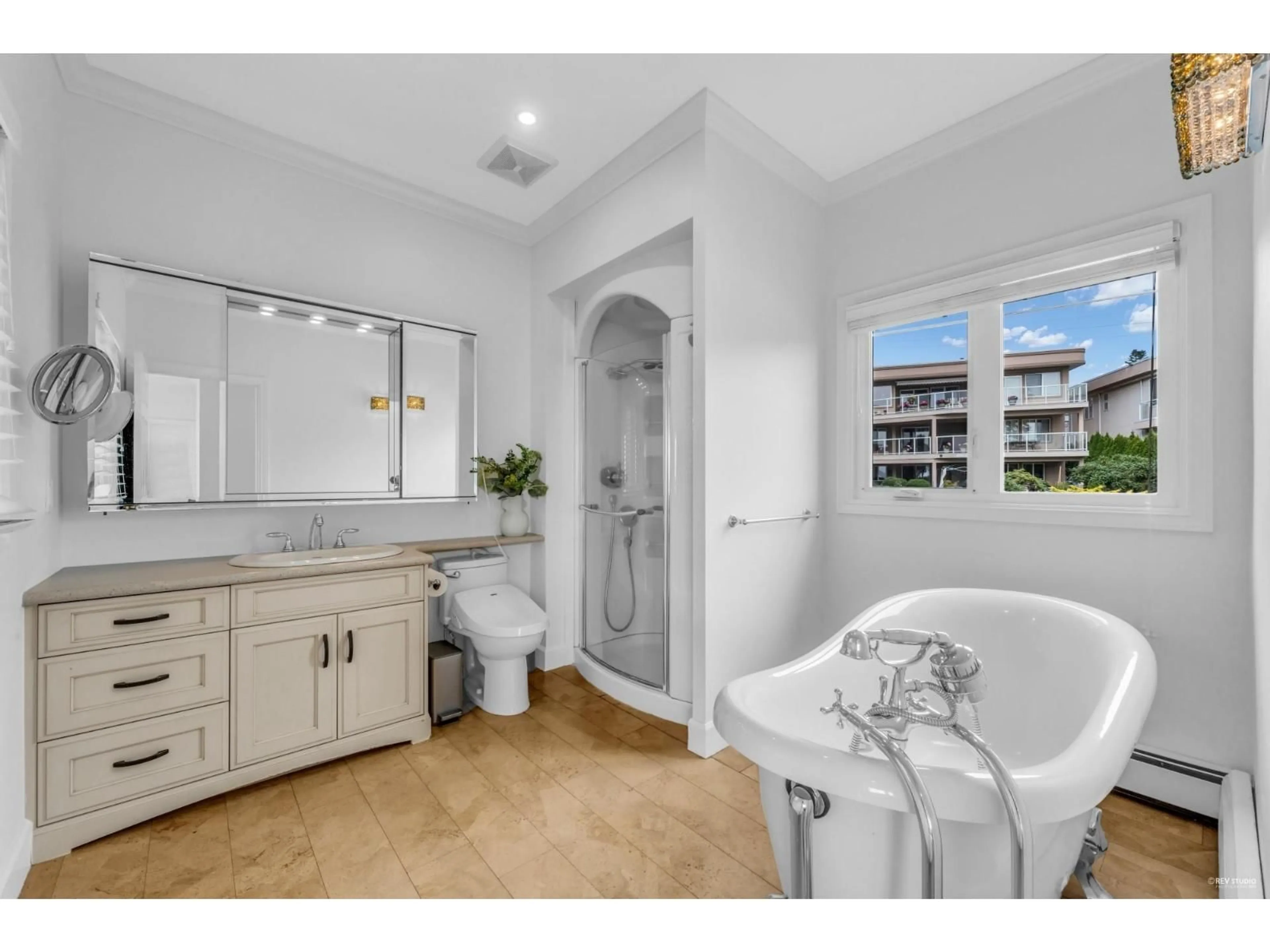 Contemporary bathroom, ceramic/tile floor for 14104 MARINE, White Rock British Columbia V4B1A7