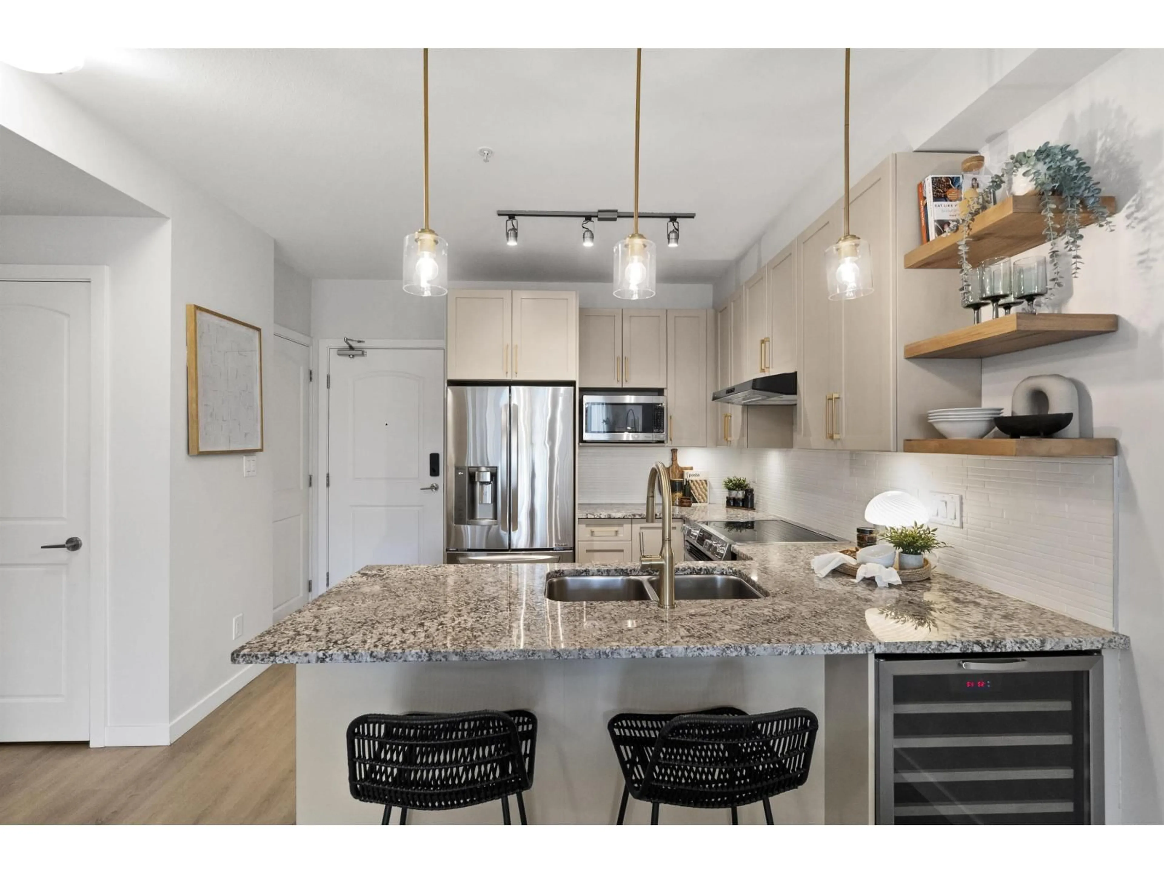 Open concept kitchen, ceramic/tile floor for 211 - 6480 194, Surrey British Columbia V4N6J9