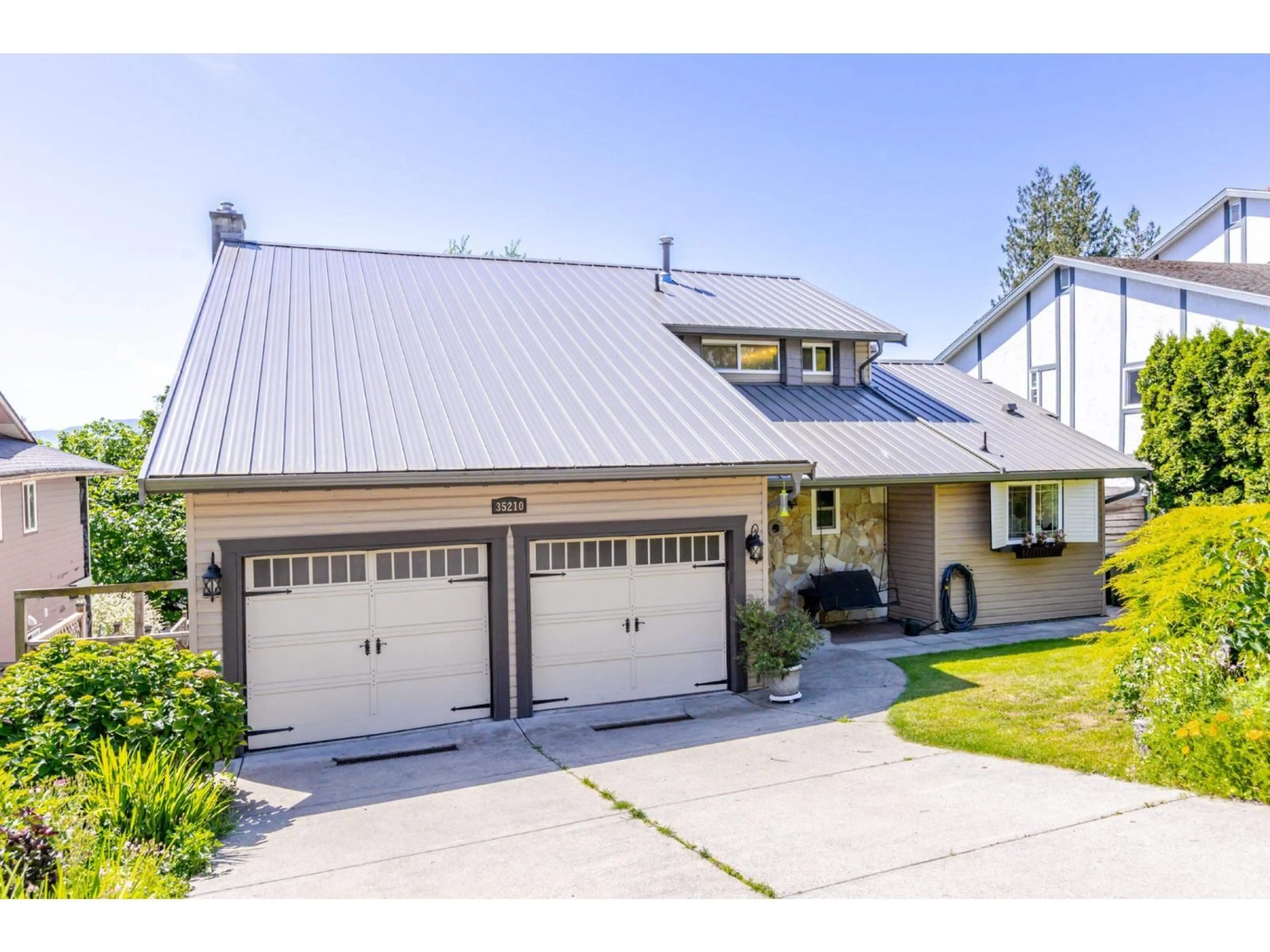 Home with vinyl exterior material, street for 35210 ROCKWELL, Abbotsford British Columbia V3G2C9