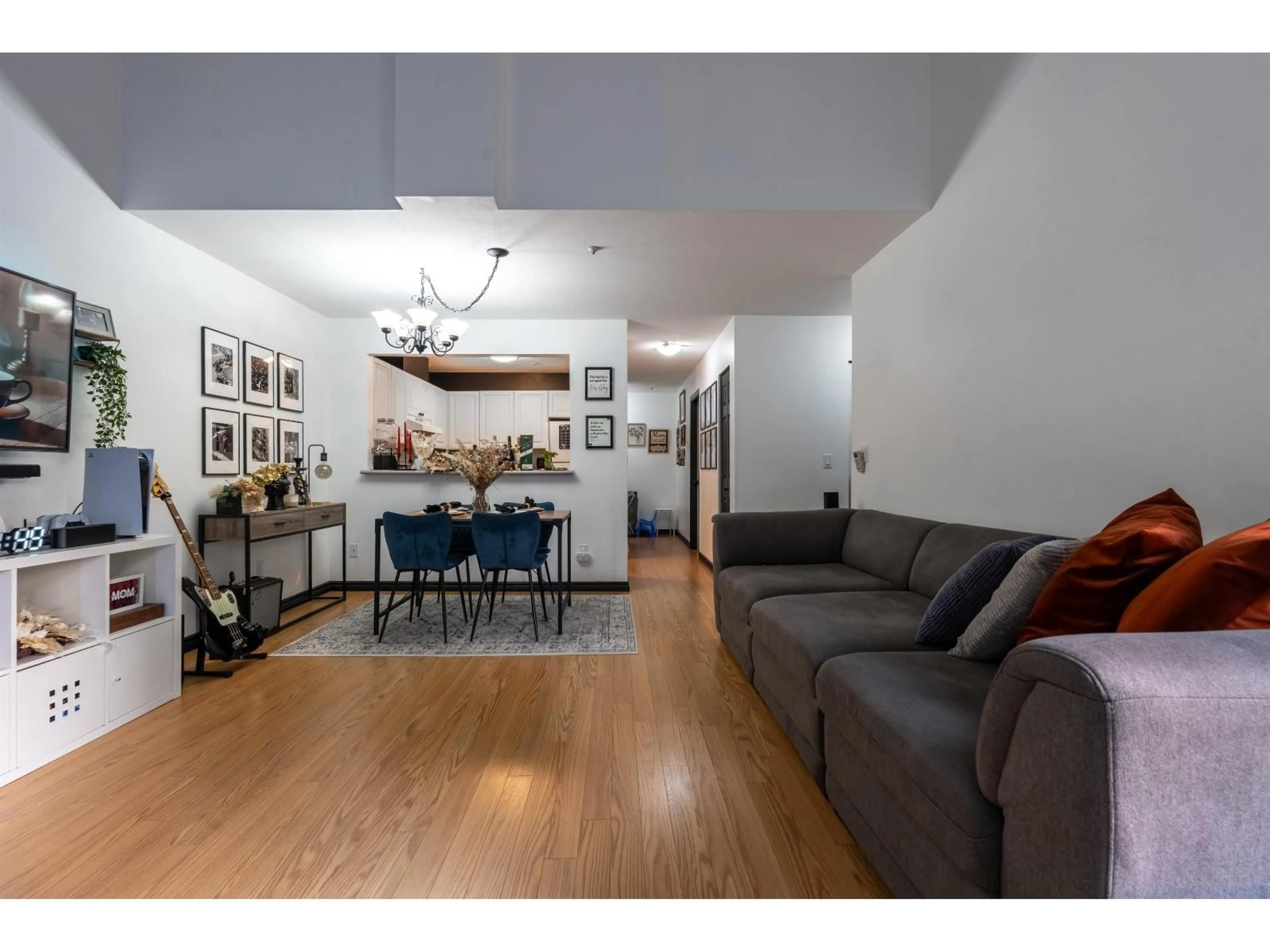 Living room with furniture, wood/laminate floor for 409 - 14885 100, Surrey British Columbia V3R0W1