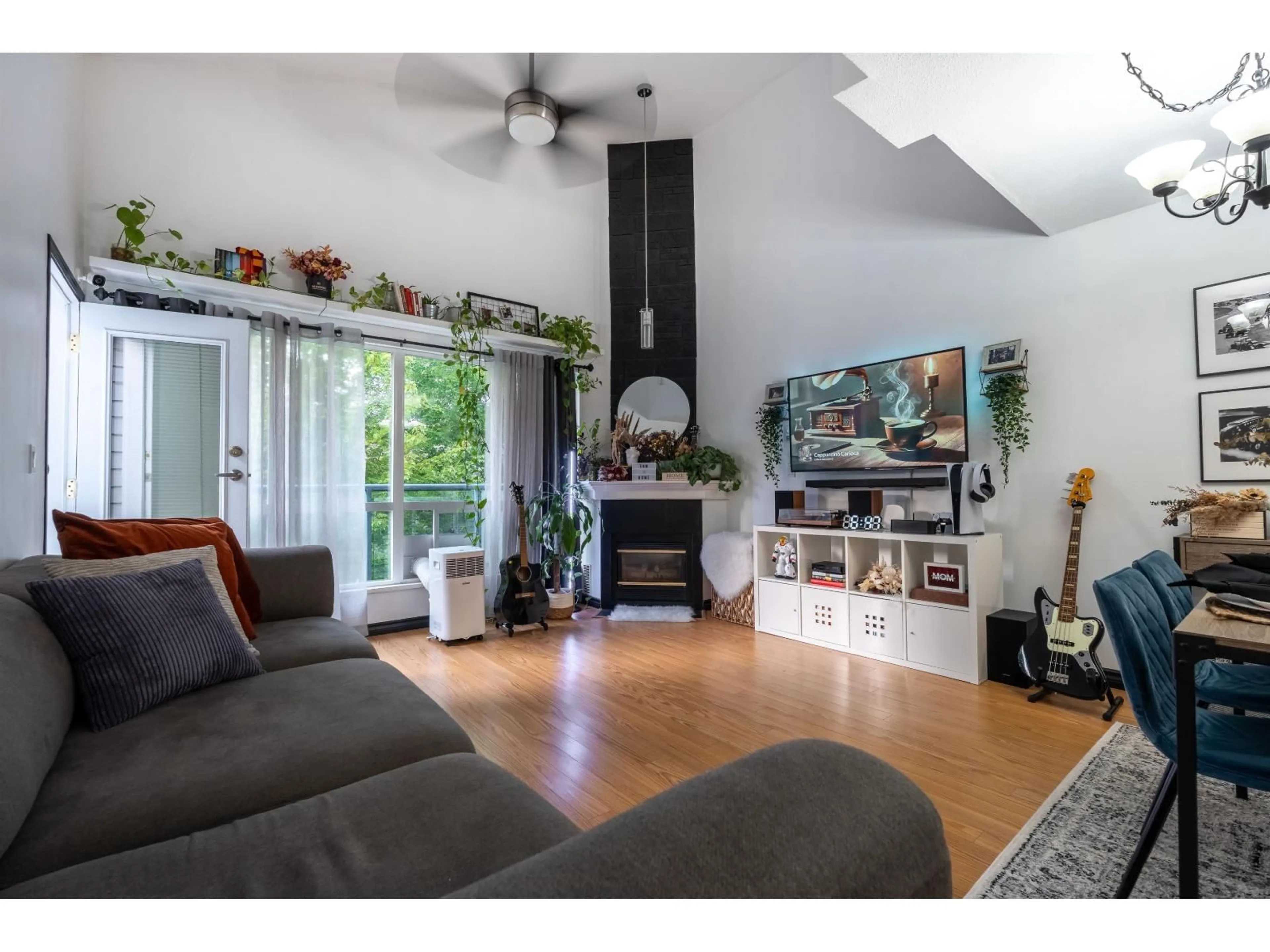 Living room with furniture, wood/laminate floor for 409 - 14885 100, Surrey British Columbia V3R0W1