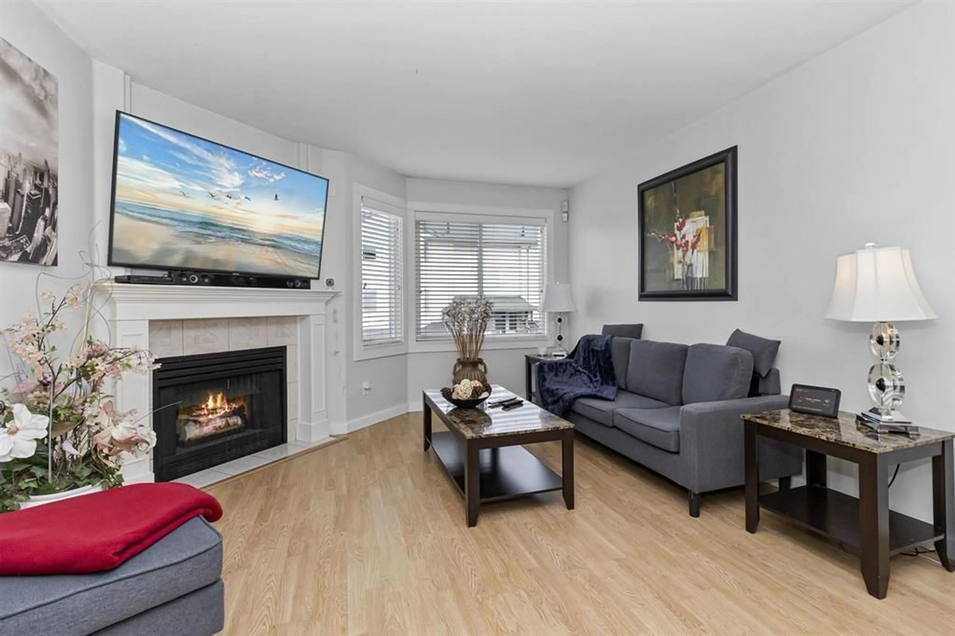 Living room with furniture, wood/laminate floor for 24 - 45296 WATSON ROAD, Chilliwack British Columbia V2R3J4