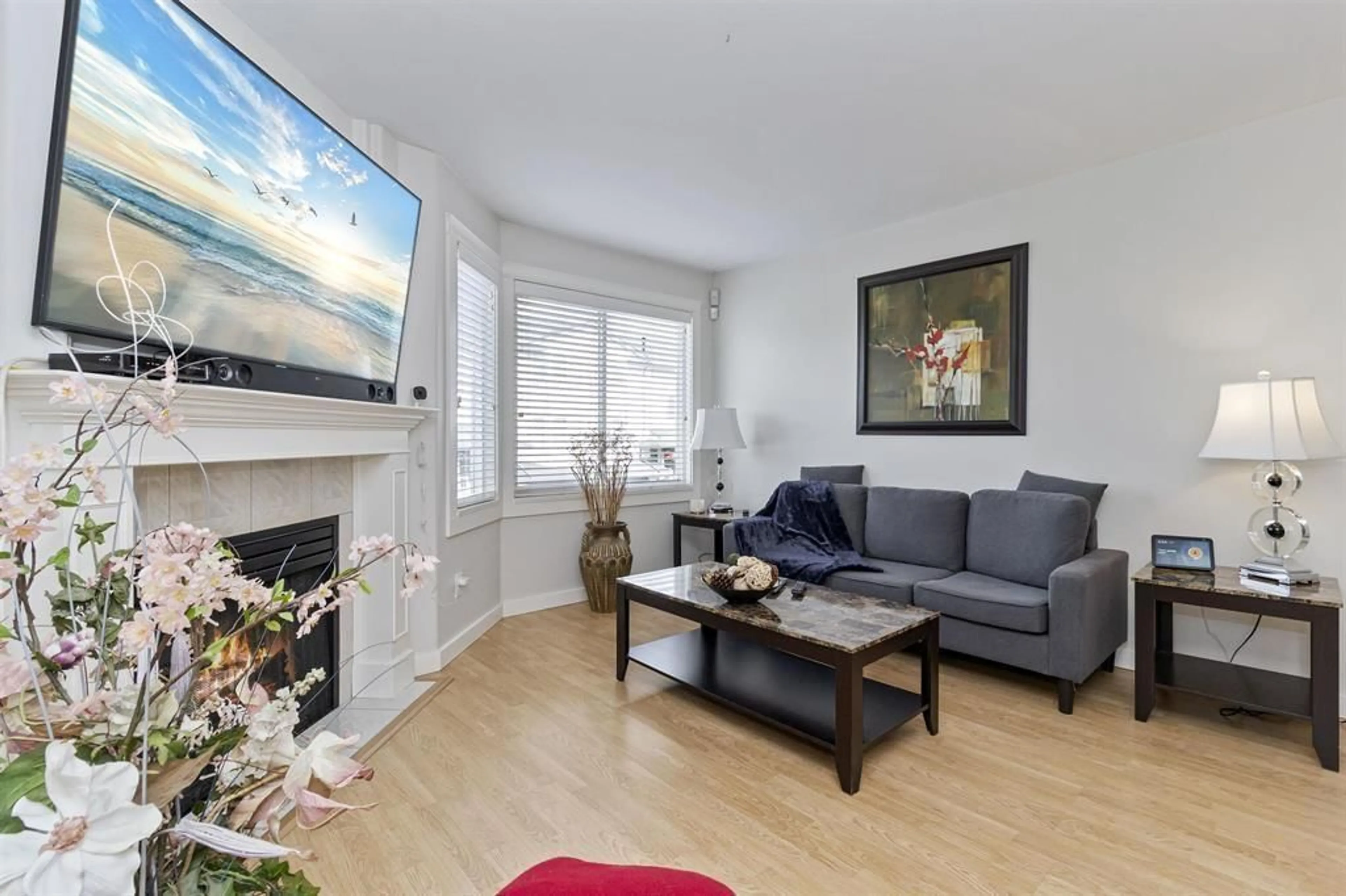 Living room with furniture, wood/laminate floor for 24 - 45296 WATSON ROAD, Chilliwack British Columbia V2R3J4