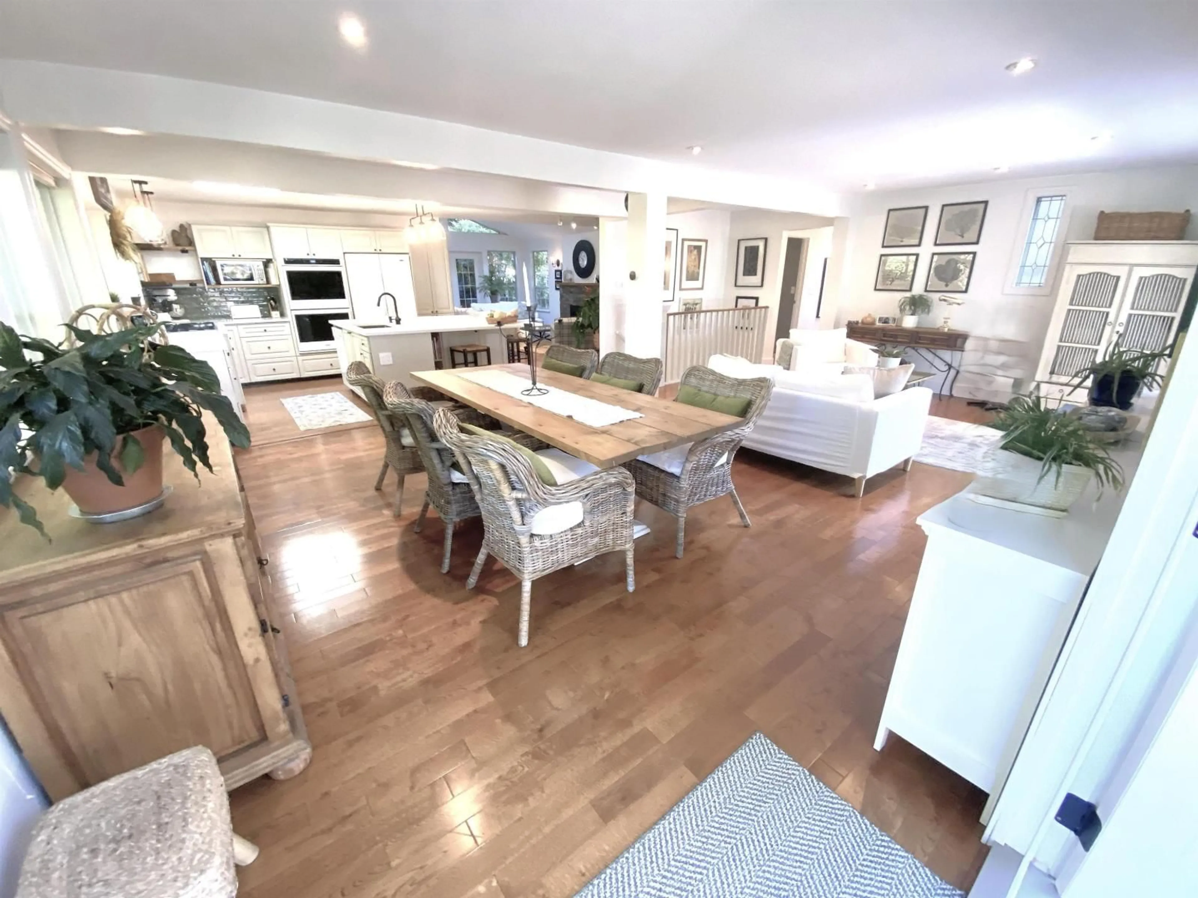 Open concept kitchen, wood/laminate floor for 14143 TRITES, Surrey British Columbia V3X3E7