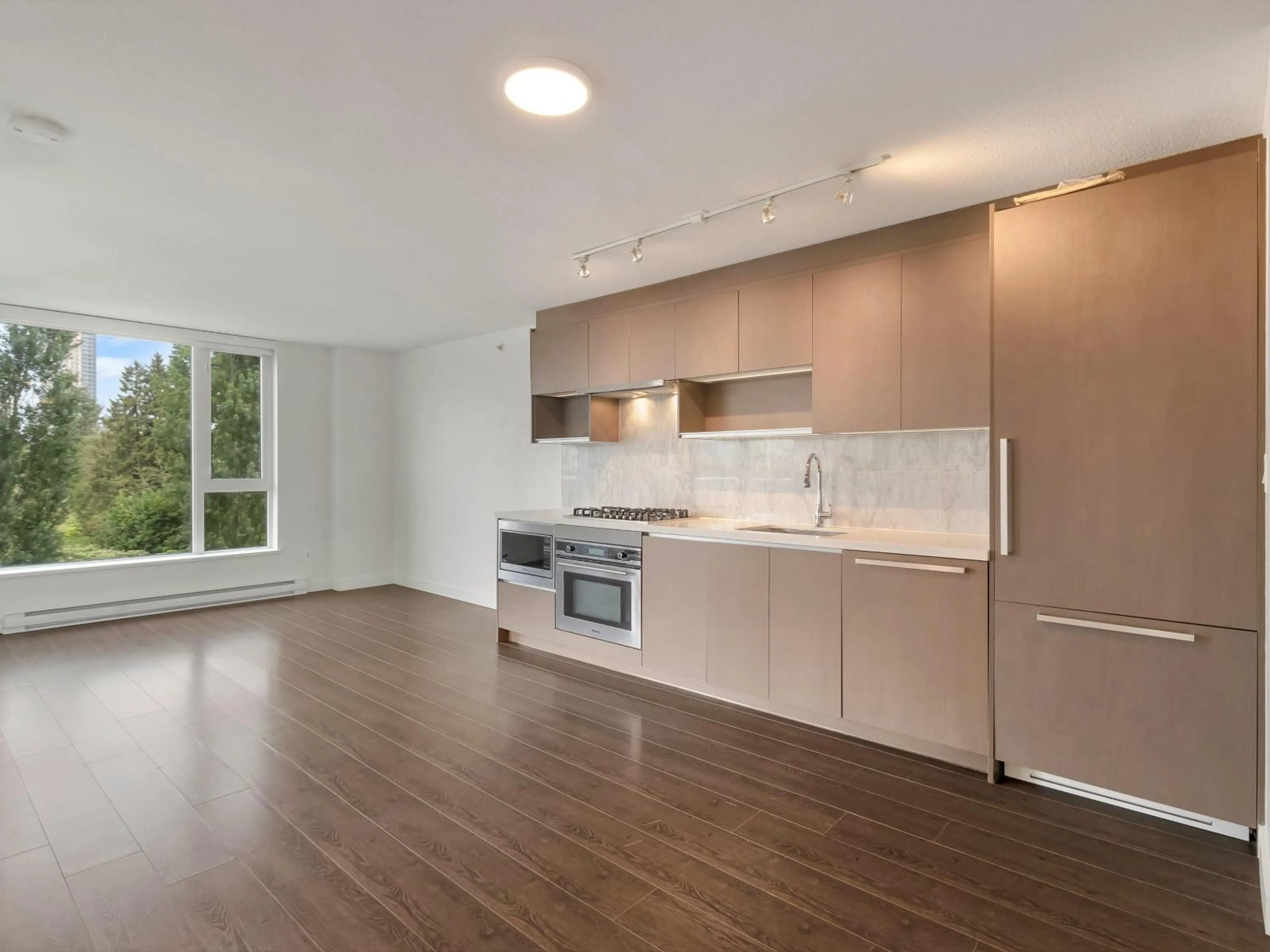 Open concept kitchen, wood/laminate floor for 509 - 13696 100, Surrey British Columbia V3T0L5