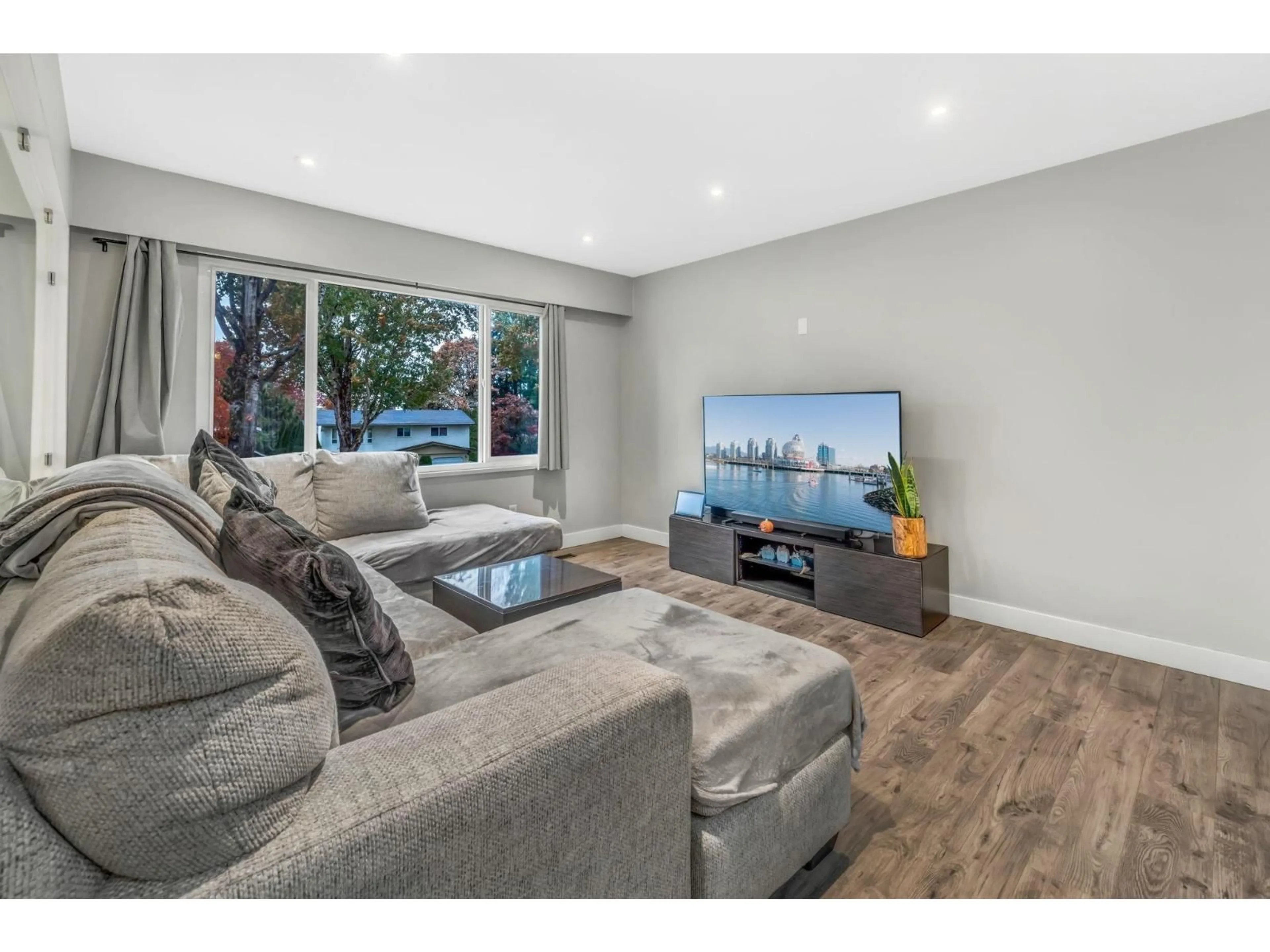 Living room with furniture, wood/laminate floor for 6346 183, Surrey British Columbia V3S8A8