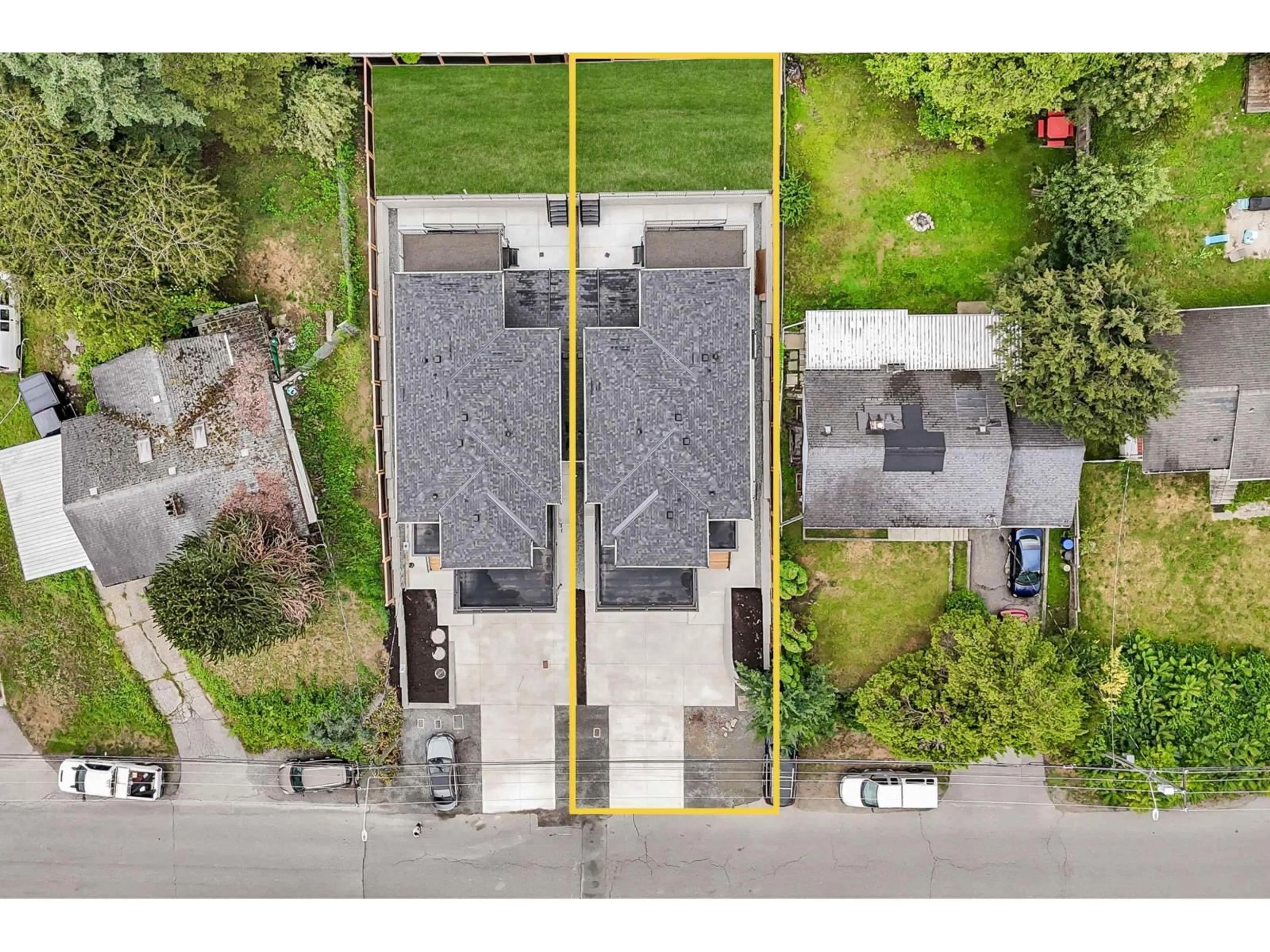 A pic from outside/outdoor area/front of a property/back of a property/a pic from drone, street for B - 32729 FRASER, Mission British Columbia V2V1C9