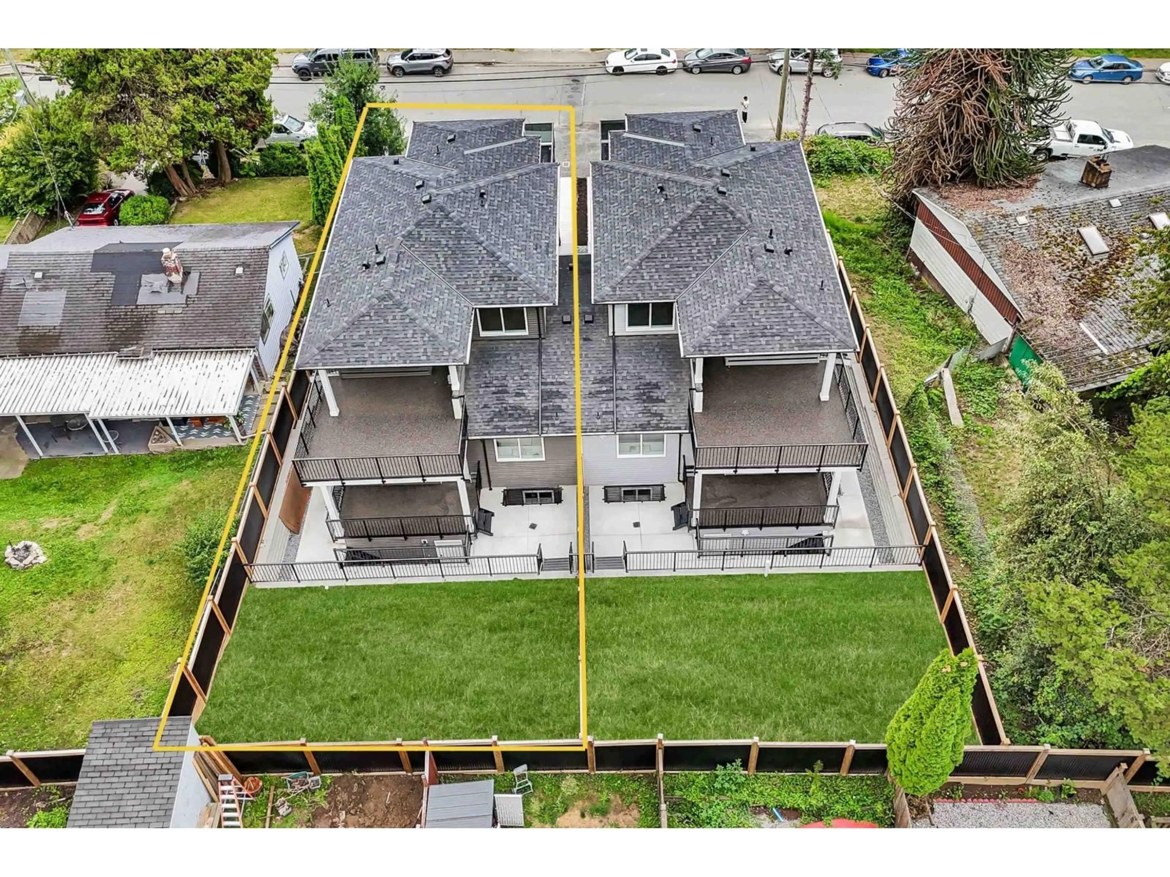A pic from outside/outdoor area/front of a property/back of a property/a pic from drone, building for B - 32729 FRASER, Mission British Columbia V2V1C9