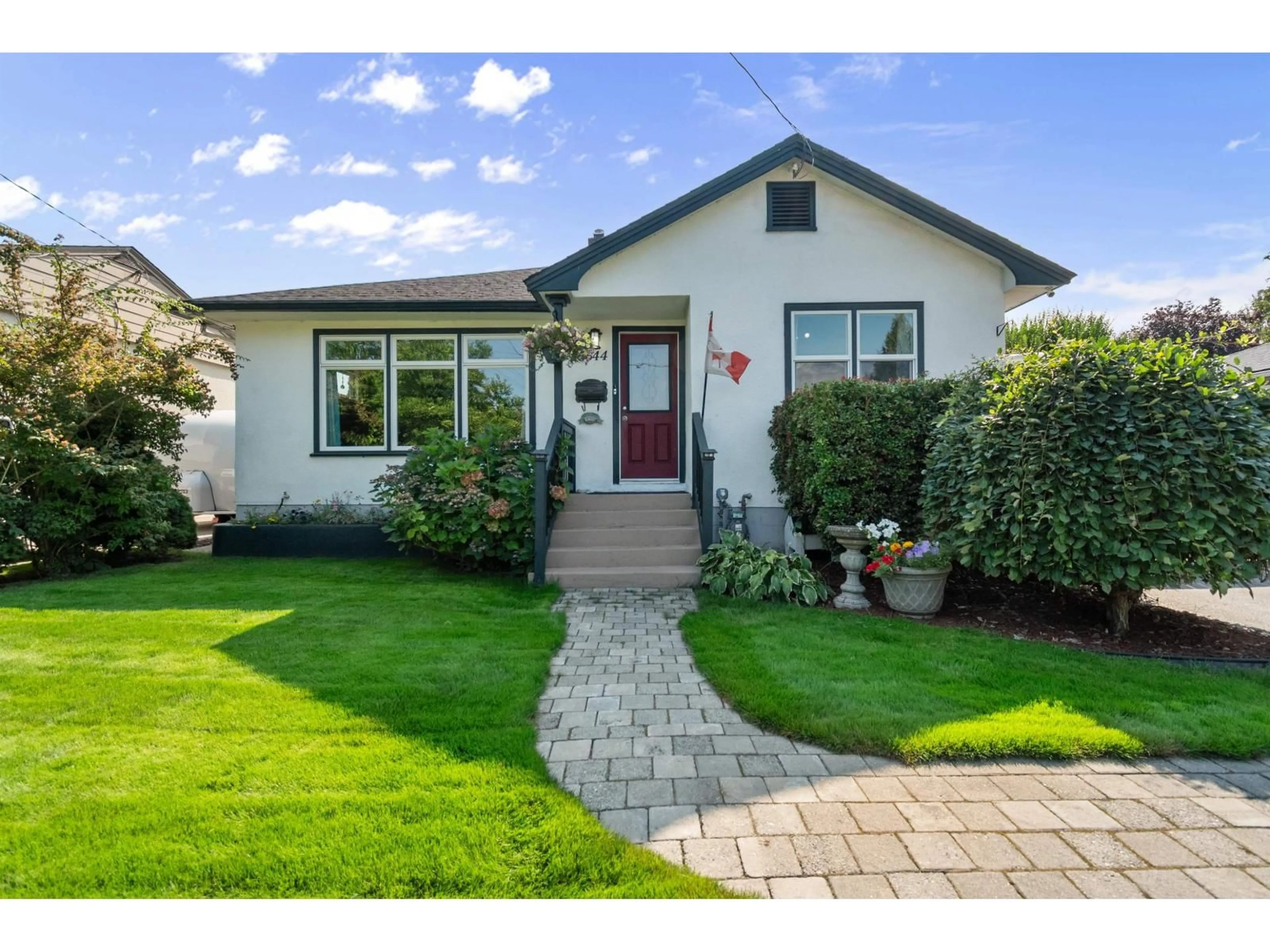 Home with vinyl exterior material, street for 45644 HERRON AVENUE, Chilliwack British Columbia V2P3G9